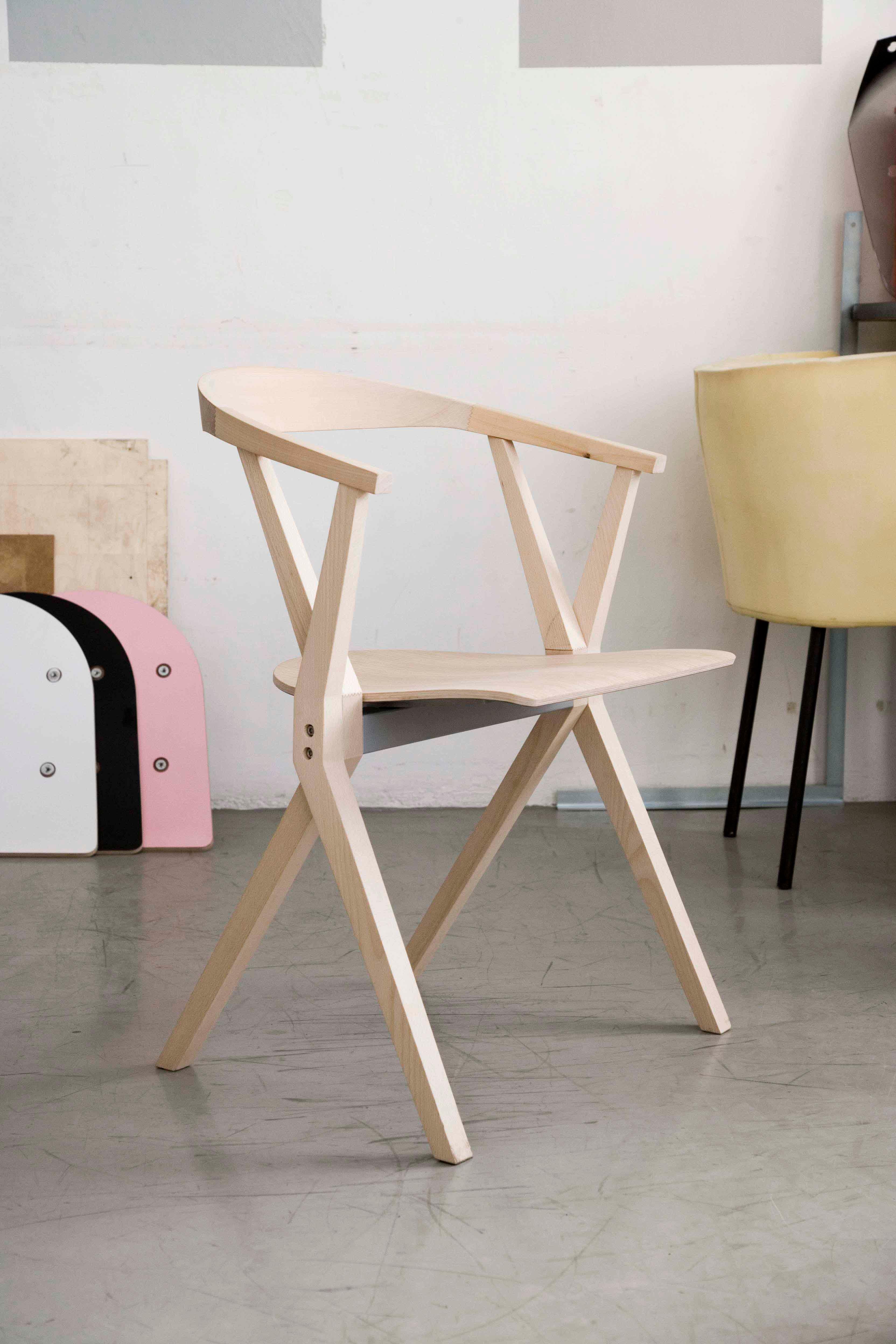  Klappbarer B-Stuhl mit lackierter Oberfläche aus Eschenholz (Spanisch) im Angebot