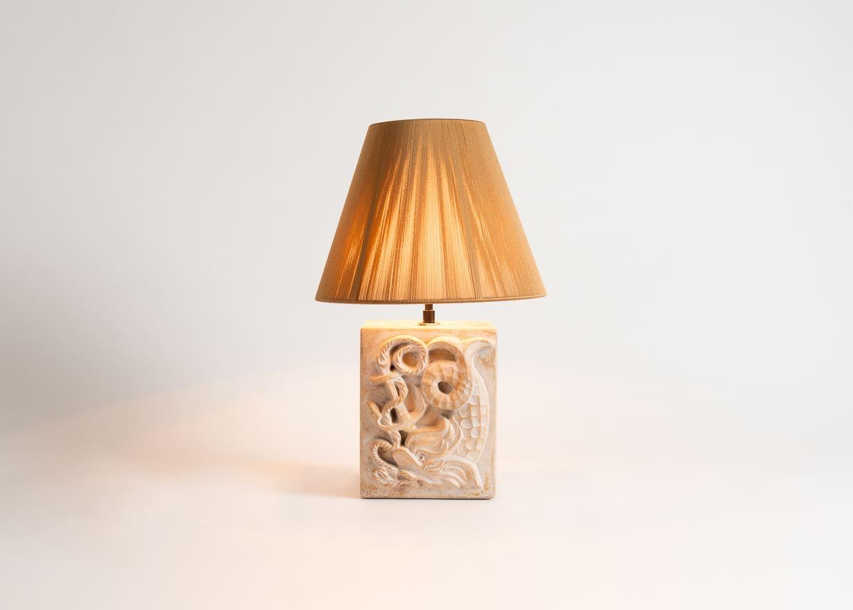 B. Chalvet, lampe en grès avec relief nautique, France, 20e siècle Bon état - En vente à New York, NY
