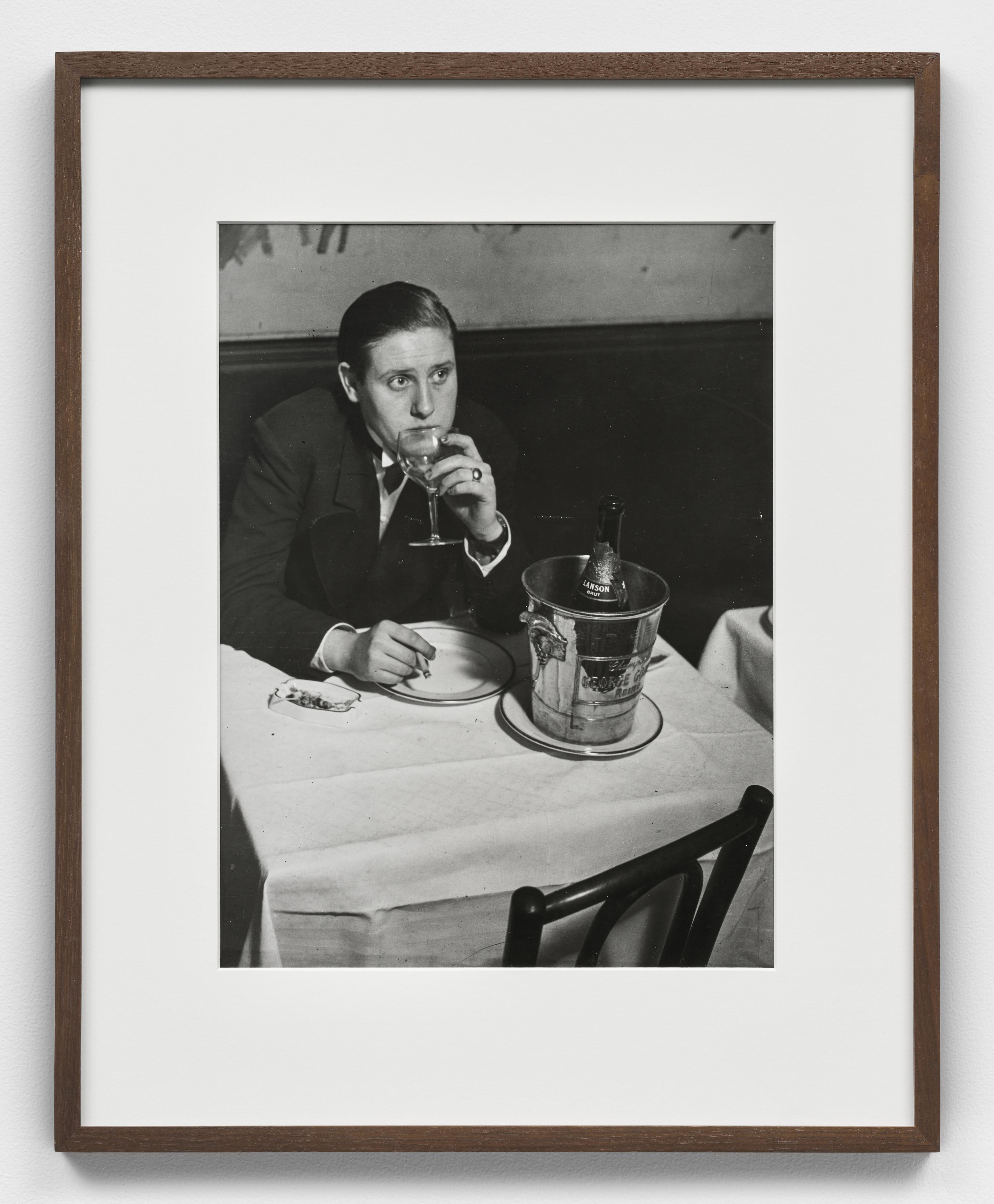 Black and White Photograph Brassaï - Au Monocle, Jeune invertie