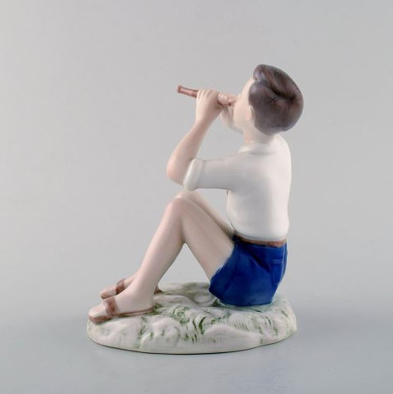 B & G / Bing & Grondahl, boy playing on flute, number 2344.
1st. factory quality.
Measures: 13.5 cm x 11 cm
Stamped.
In perfect condition.