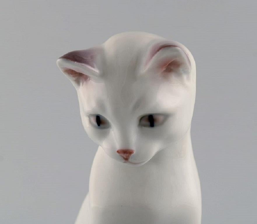B & G / Bing & Grondahl Porcelain Figure, Sitting Cat, Number 2476 In Excellent Condition For Sale In Copenhagen, DK