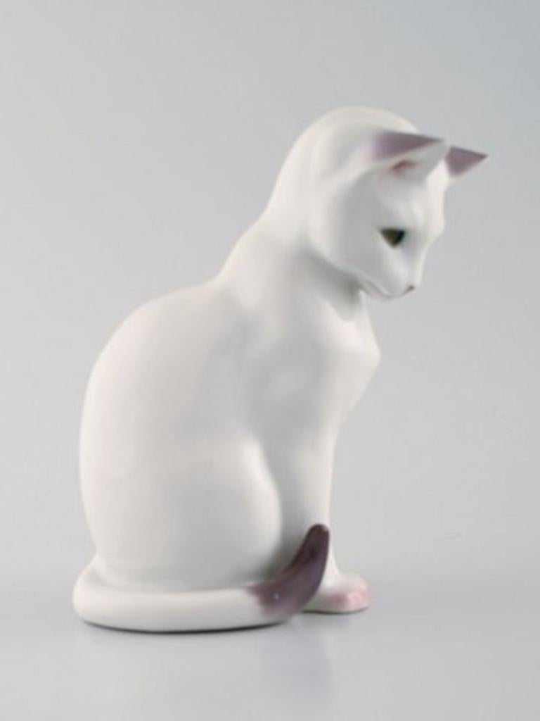 B & G / Bing & Grondahl, sitting cat, number 2476.
1st. factory quality.
Measures: 13 cm x 11.5 cm
In perfect condition.