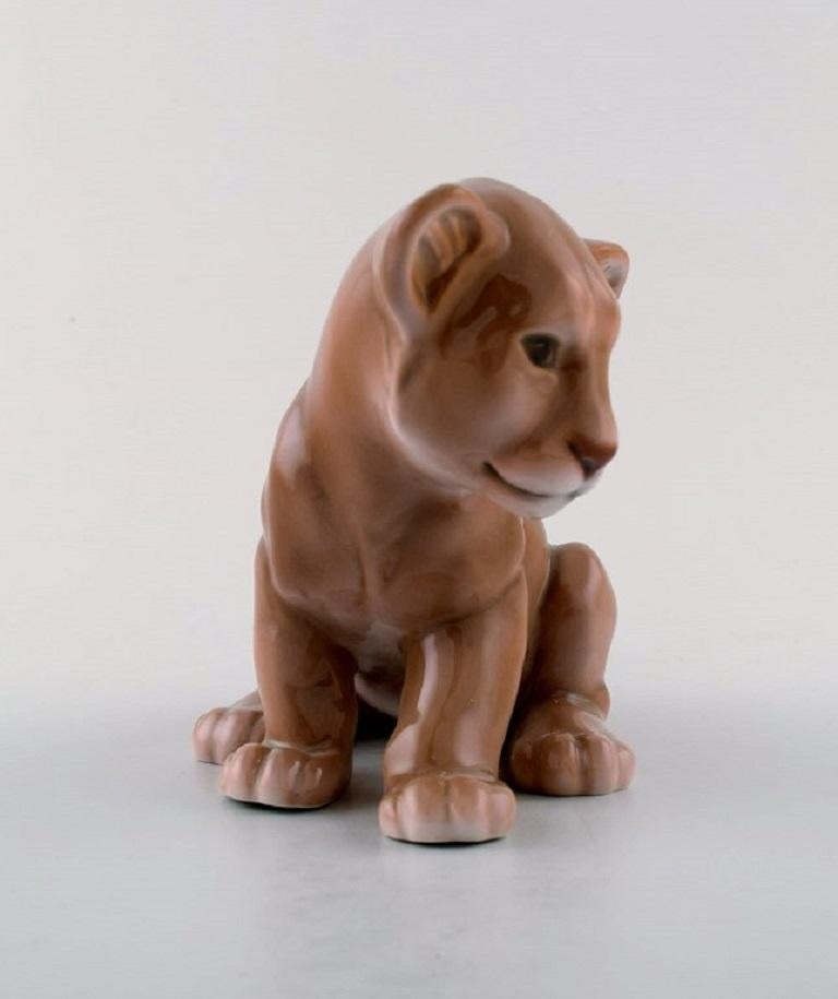 B & G / Bing & Grondahl. Sitting lion cub in porcelain, number 2530.
1st. factory quality.
Measures: 20 cm x 11 cm
In perfect condition.