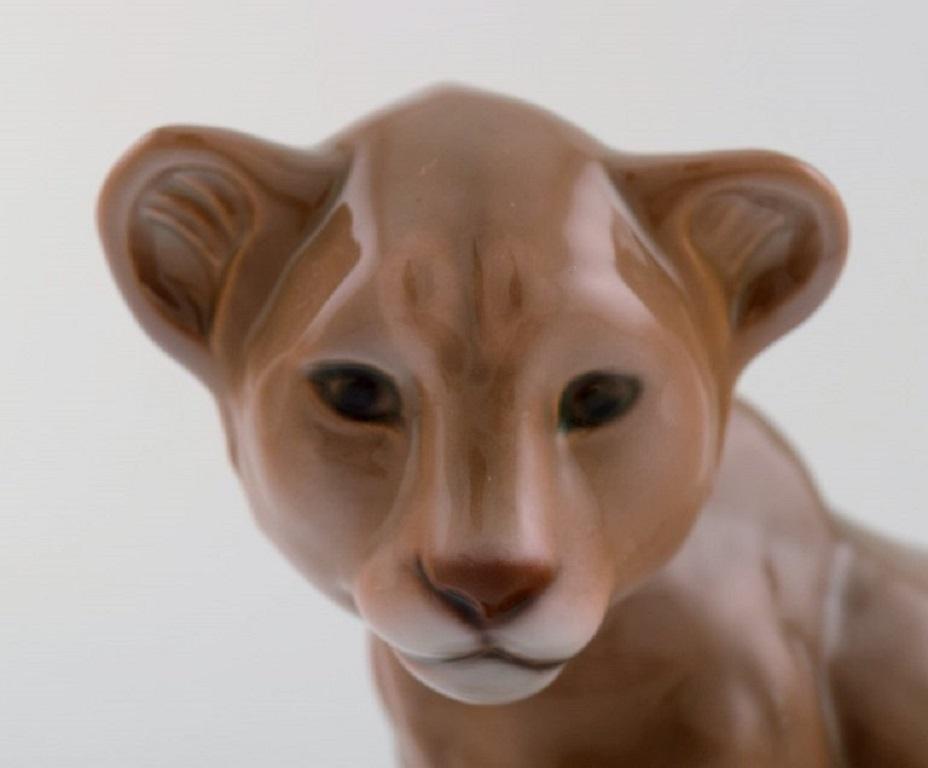 B & G / Bing & Grondahl, Sitting lion cub in porcelain In Excellent Condition For Sale In Copenhagen, DK