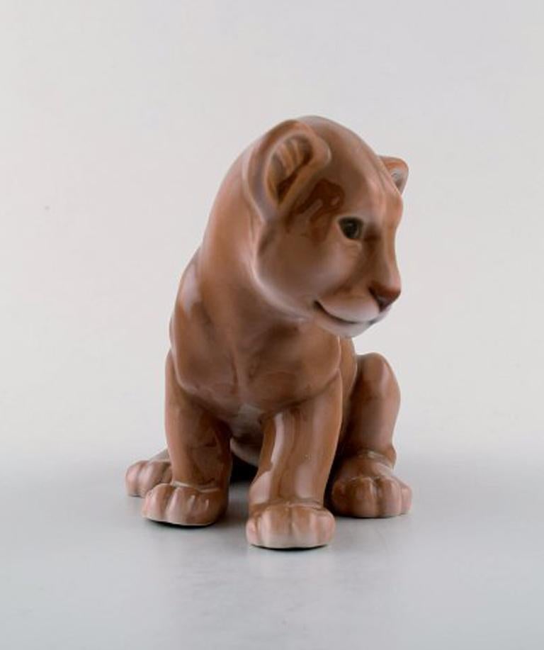 B & G / Bing & Grondahl-Sitting lion cub-number 2530.
1st. factory quality.
Measures: 20 cm x 11 cm
In perfect condition.