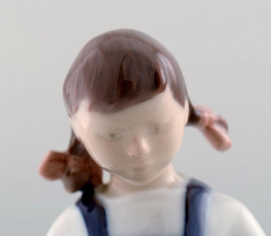 B & G / Bing & Grondahl, The little gardener / girl with watering can In Excellent Condition In København, Copenhagen