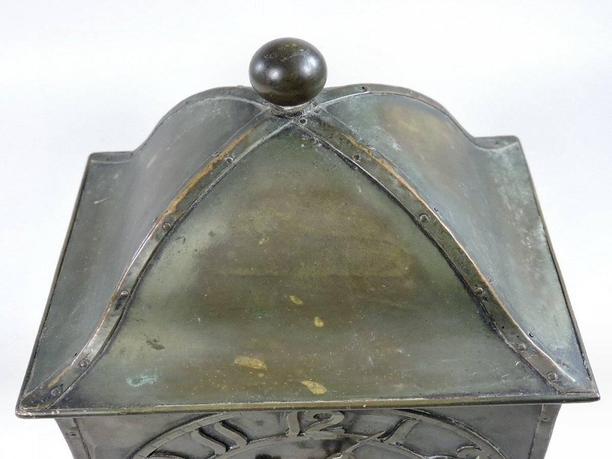 Anglais B G H, Attri une horloge de cheminée Arts & Crafts en laiton avec chaîne florale stylisée en vente