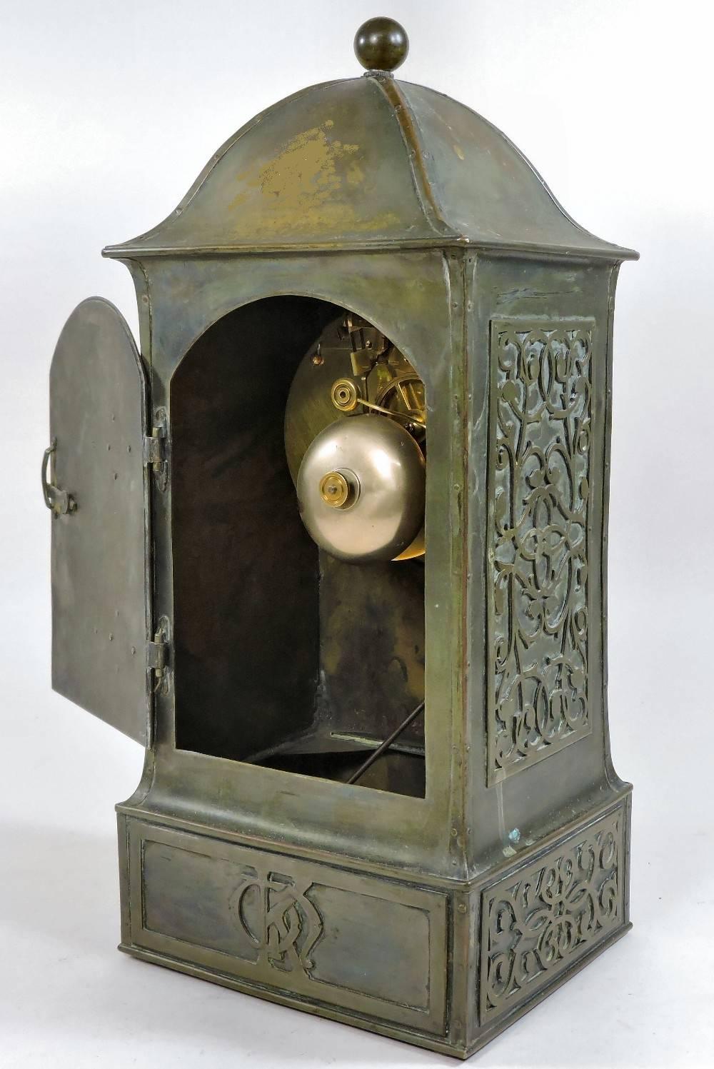 B G H, Attri une horloge de cheminée Arts & Crafts en laiton avec chaîne florale stylisée Bon état - En vente à London, GB