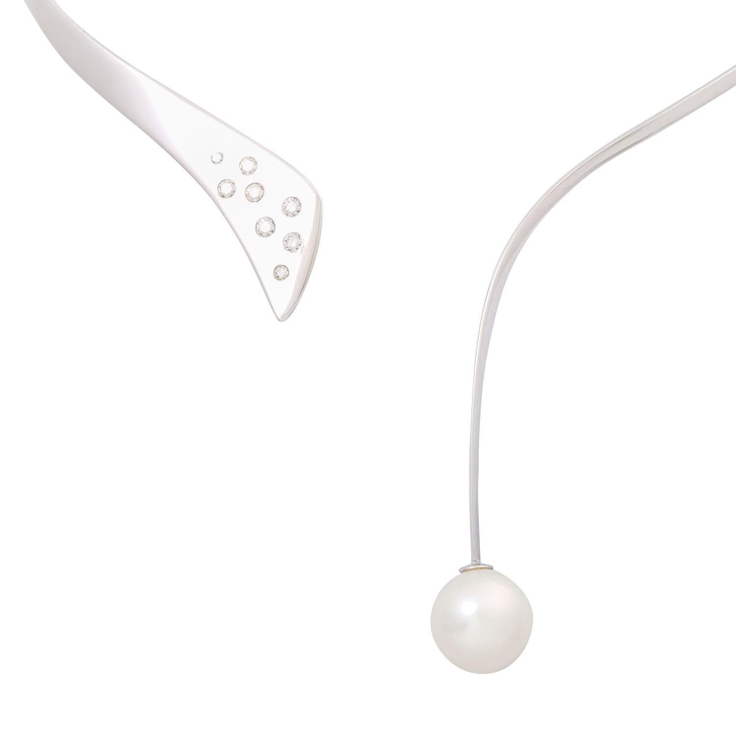with fine South Sea cultured pearl and 8 brilliant-cut diamonds total approx. 0.56 ct (grav.), white South Sea cultured pearl with growth marks, D: 13.7 mm, WG 14K, 30.2 g, L. approx. 37 cm, 20. /21. Century, slight signs of wear, with