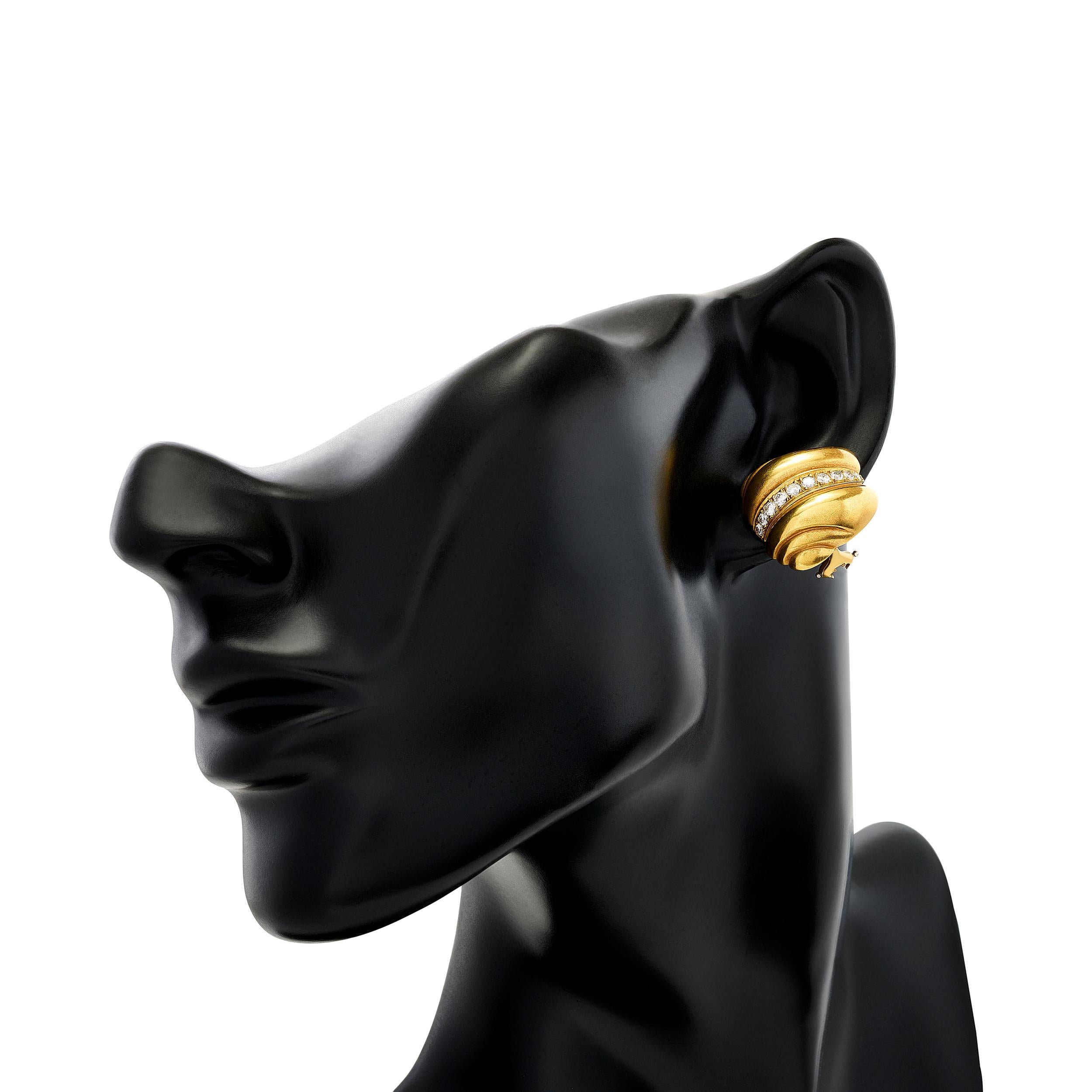 B. KIESELSTEIN-CORDs Diamant-Gold-Ohrringe sind eine Mischung aus Diamanten und Gold, die mühelos Raffinesse mit einem Hauch von kantigem Charme verbinden.

Insgesamt gibt es 20 runde Diamanten mit einem Gesamtgewicht von ca. 0,50 Karat; sie sind