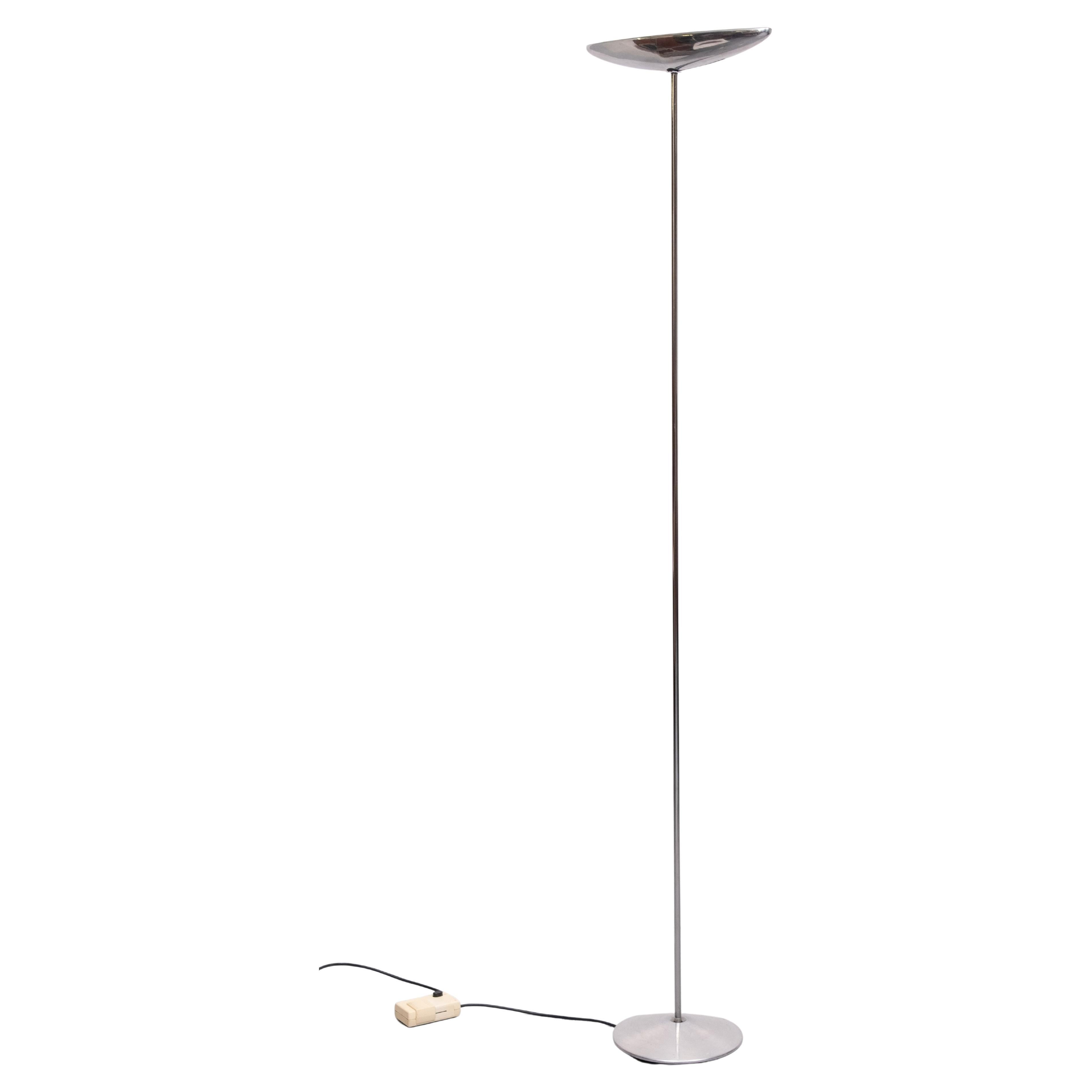 Superbe lampadaire Up&Up élégant fabriqué par B.Lux
conçu par Jorge Pensi dans les années 80.
En forme de bateau  Tête de lampe conçue en aluminium moulé lourd. La surface est polie. Une prise halogène est située dans chaque aile de la tête. La