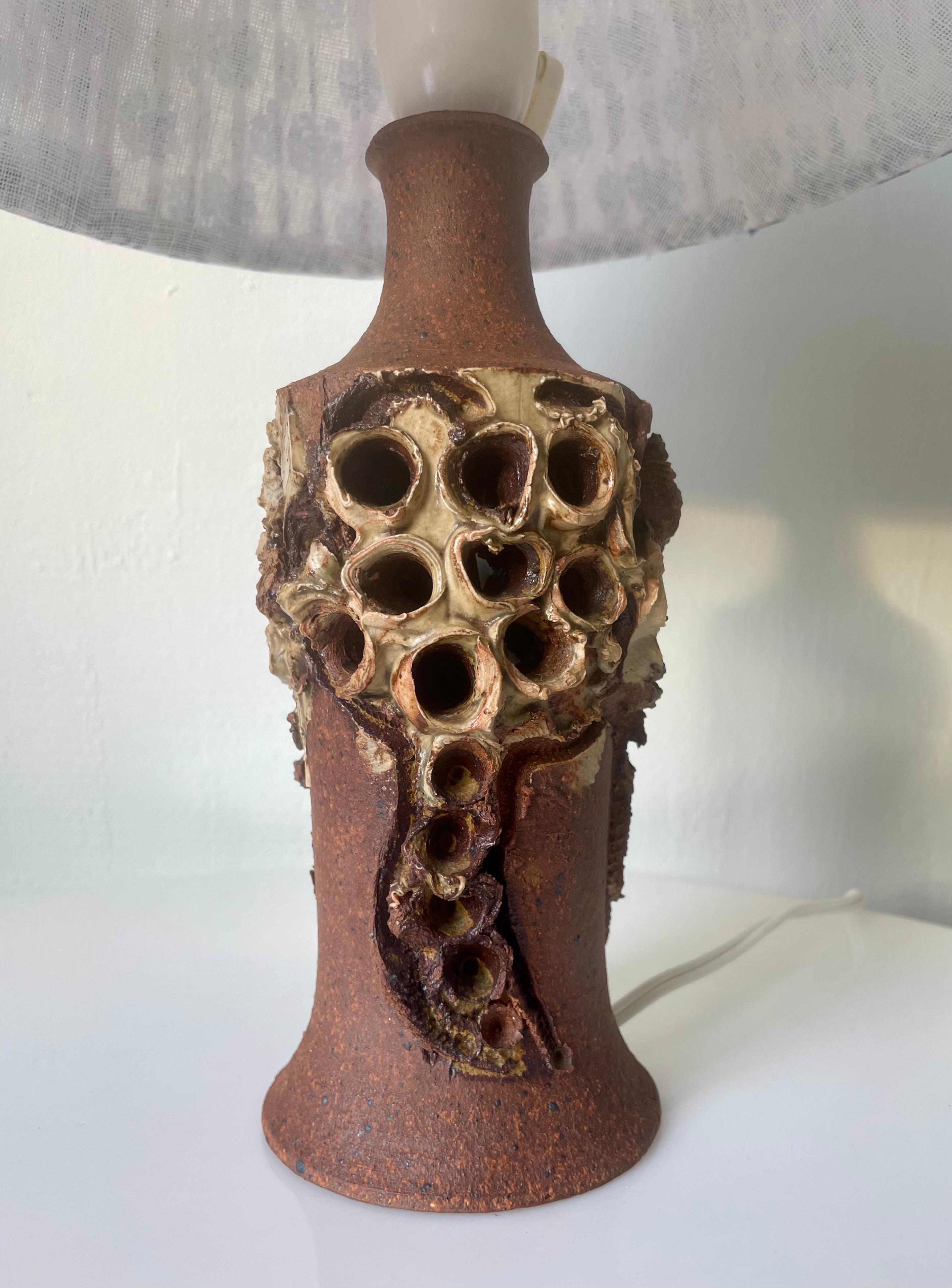 Brutalistische organische Keramik-Kunst-Tischlampe von B. M. Nielsen, 1960er Jahre (Unglasiert) im Angebot