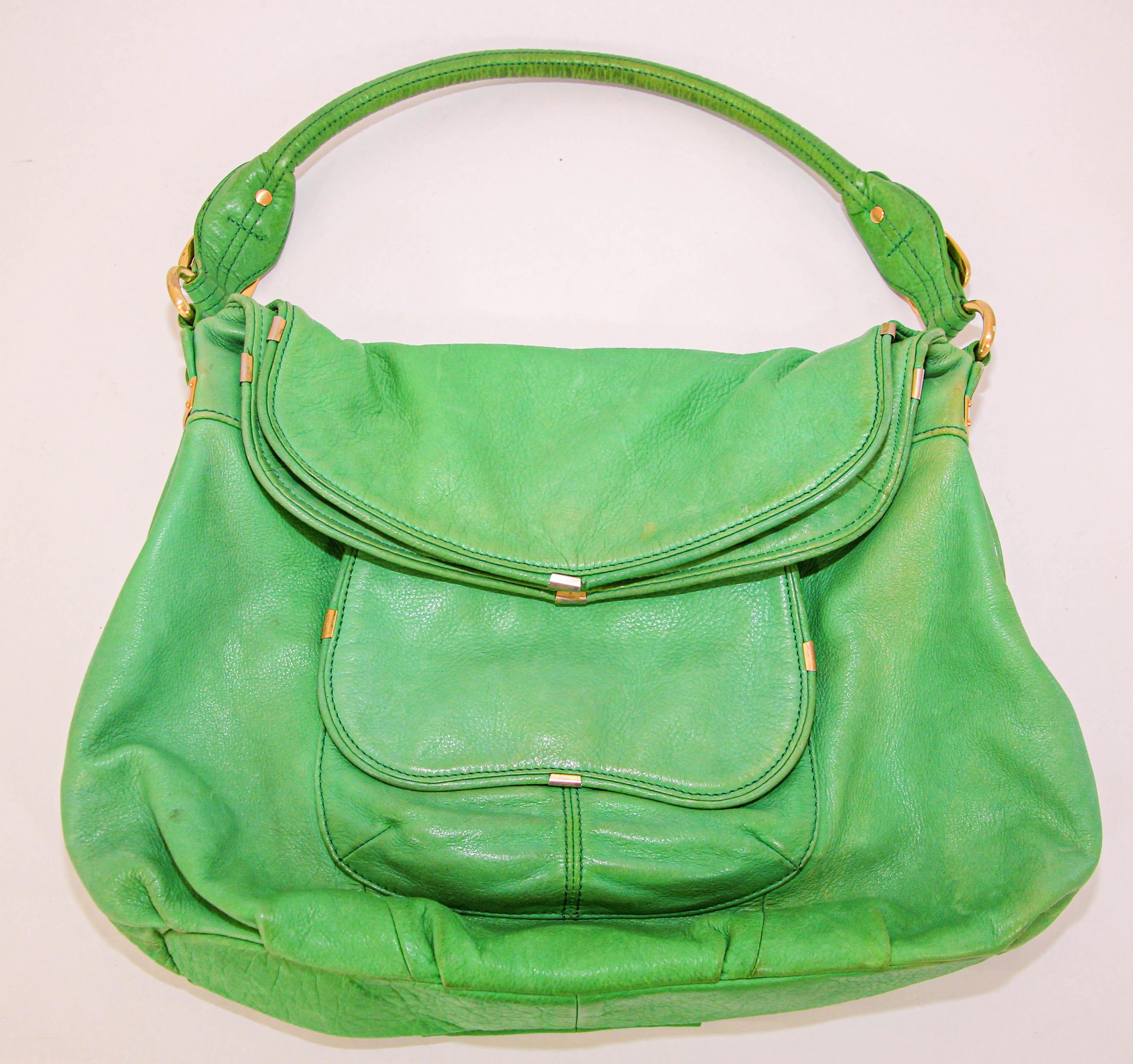 B. Makowsky green leather shoulder bag with gold brass hardware and logo..
Fabulous lime green vintage B. MAKOWSKY leather shoulder Hobo bag with multiple pockets and interior lining in leopard print.
As with pre-owned items, some wear and signs of