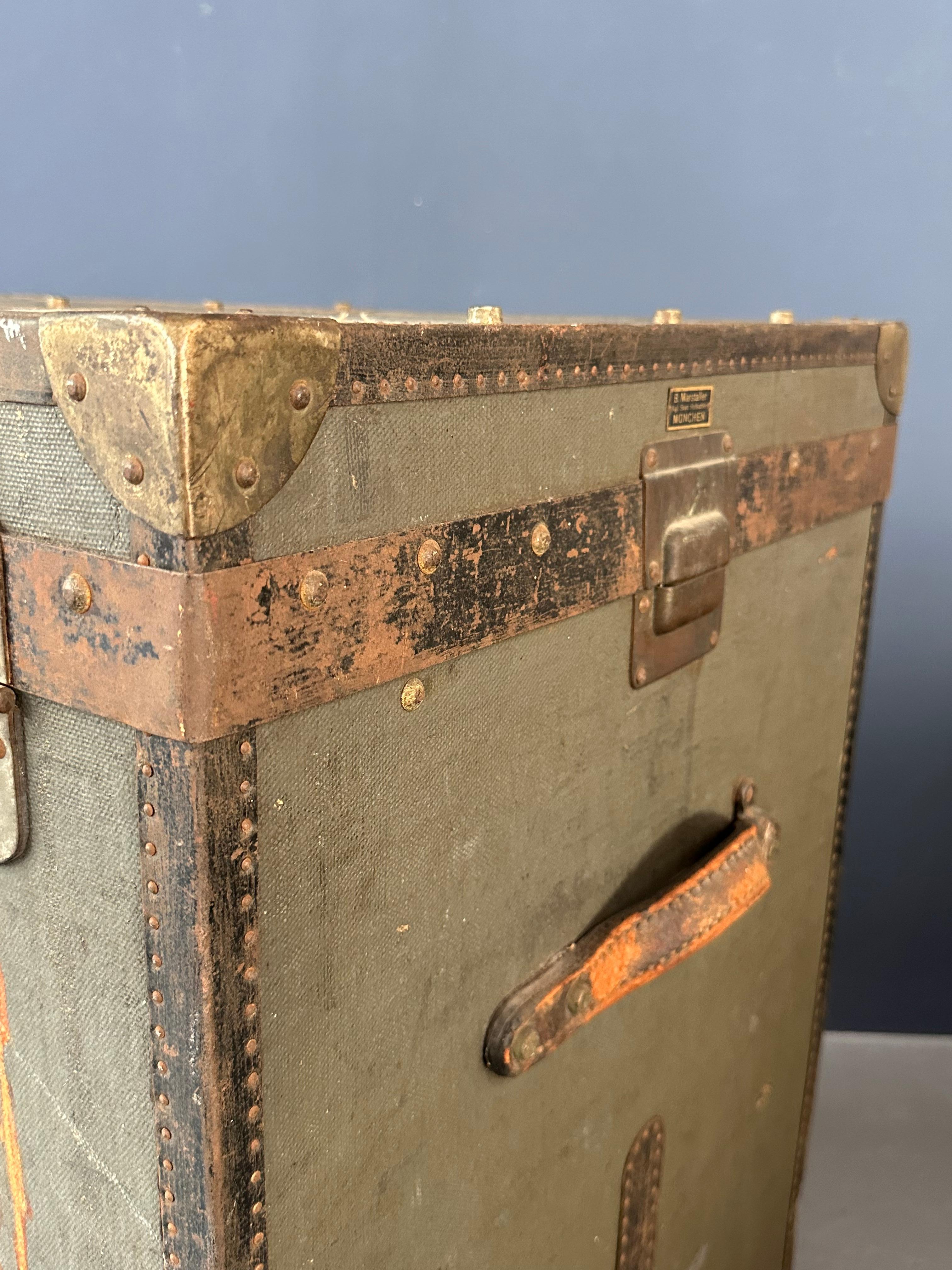La valise B. Marstaller München associe l'artisanat allemand intemporel à une fonctionnalité moderne. Équipé de roues souples, il offre à la fois style et commodité au voyageur sophistiqué.