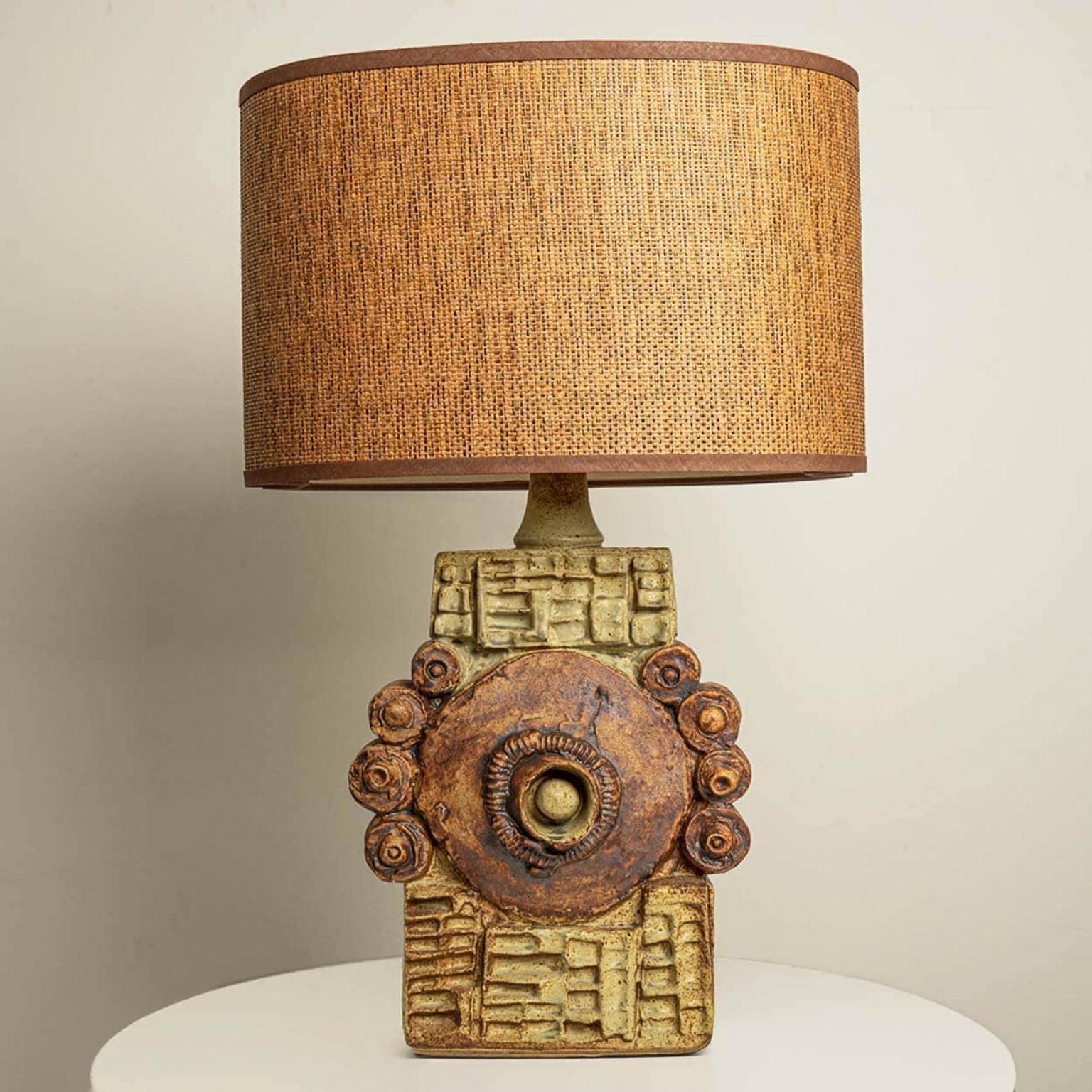Rare lampe de table en céramique de Bernard Rooke, Angleterre, années 1960. Pièce sculpturale, réalisée en céramique artisanale dans des tons naturels de terre cuite et de pierre, avec un tout nouvel abat-jour assorti réalisé sur mesure par René