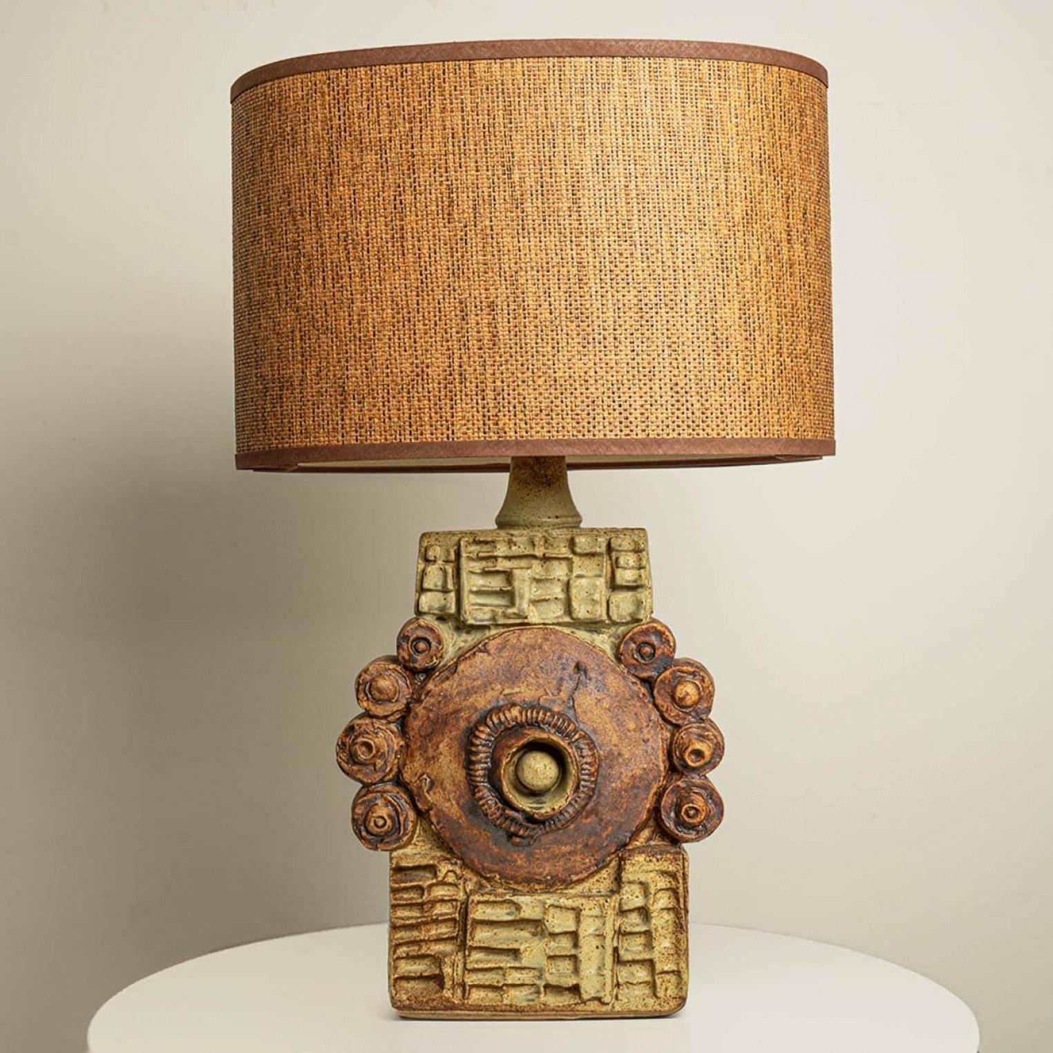 A rare ceramic table lamp by Bernard Rooke, England, 1960s. Sculptural piece, made of handmade ceramic in natural tones of terracotta and stone, with an l new custom made matching lamp shade by René Houben.

The lamp is in perfect vintage condition.