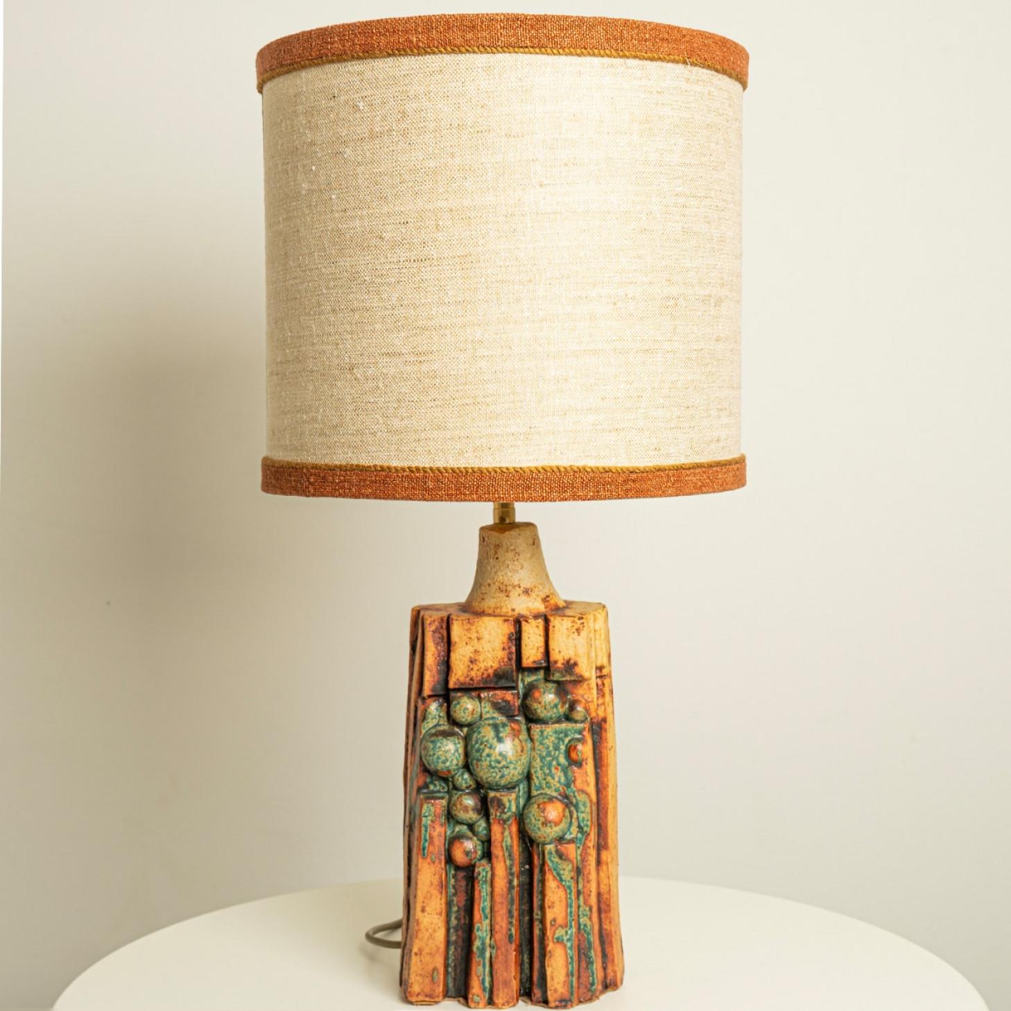 Rare lampe de table en céramique de Bernard Rooke, Angleterre, années 1960. Pièce sculpturale, réalisée en céramique artisanale dans des tons naturels de terre cuite et de pierre, avec un tout nouvel abat-jour assorti réalisé sur mesure par René