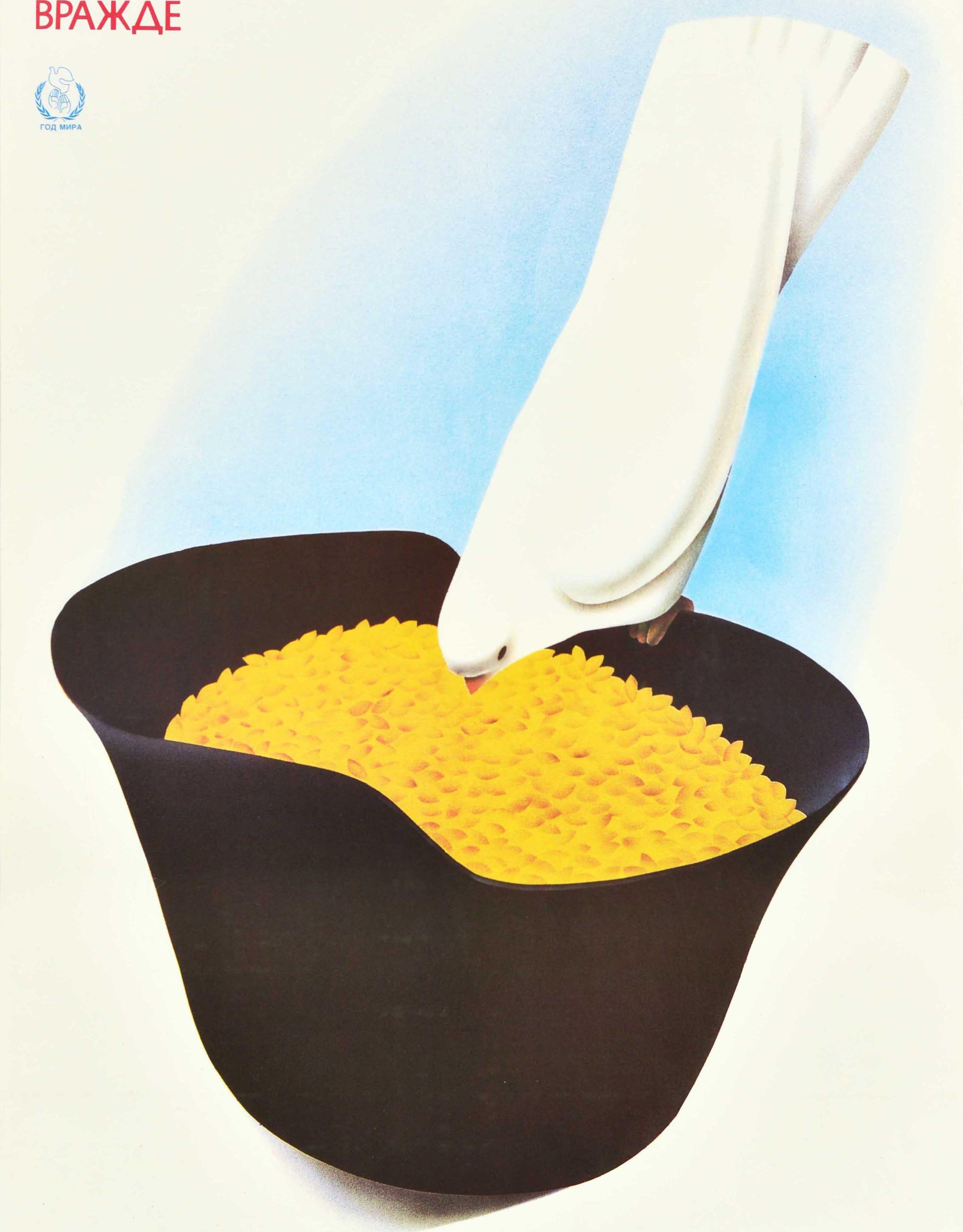 Originales sowjetisches Propagandaplakat - Frieden statt Feindschaft - mit einer Illustration einer weißen Friedenstaube, die sich von einem umgedrehten Kriegshelm ernährt, mit dem UN-Logo von Händen, die einen weißen Taubenvogel in einem