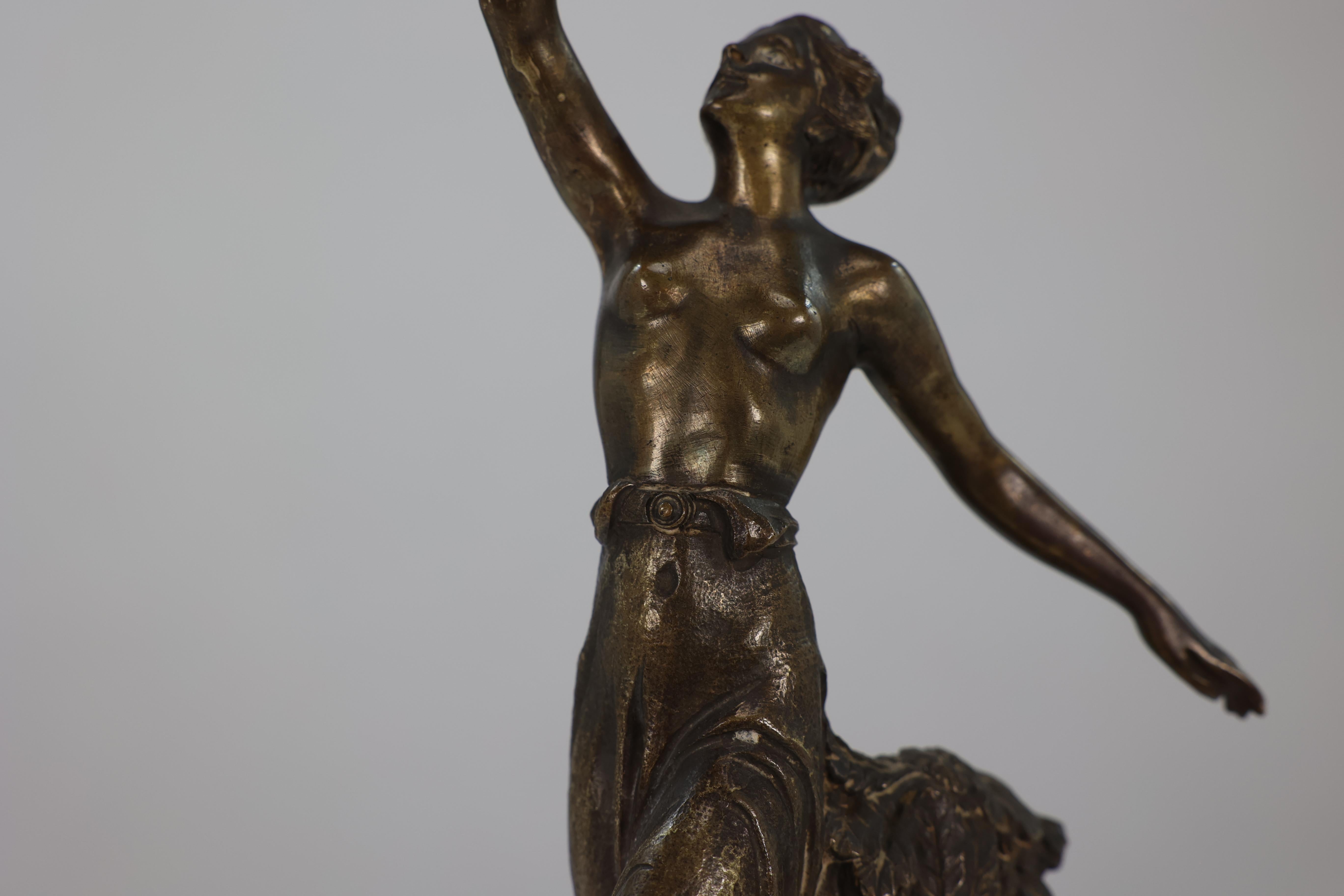 Bronze B V Fernandez. An Art Deco bronze figure on an onyx base For Sale