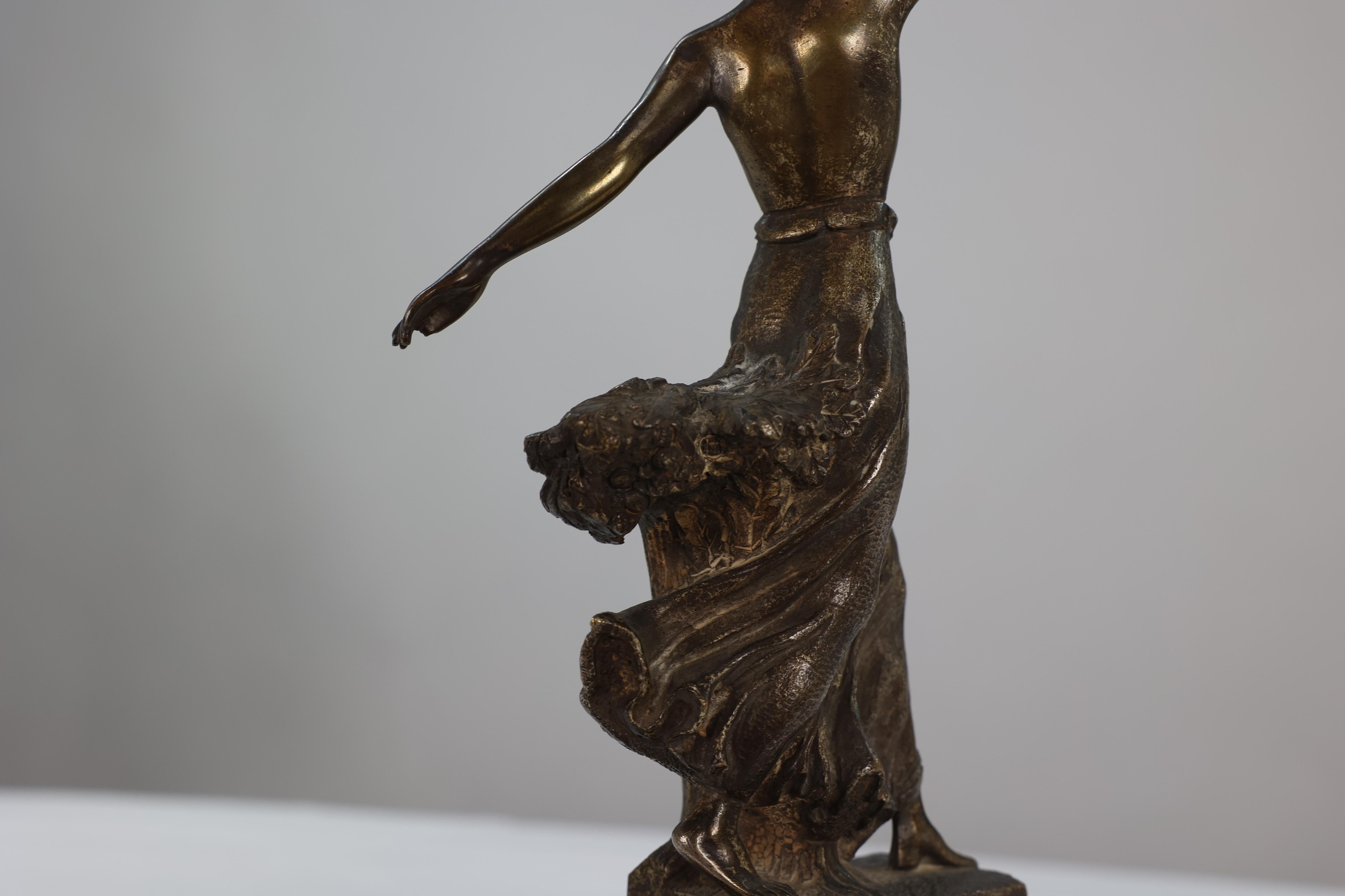 B V Fernandez. An Art Deco bronze figure on an onyx base For Sale 3