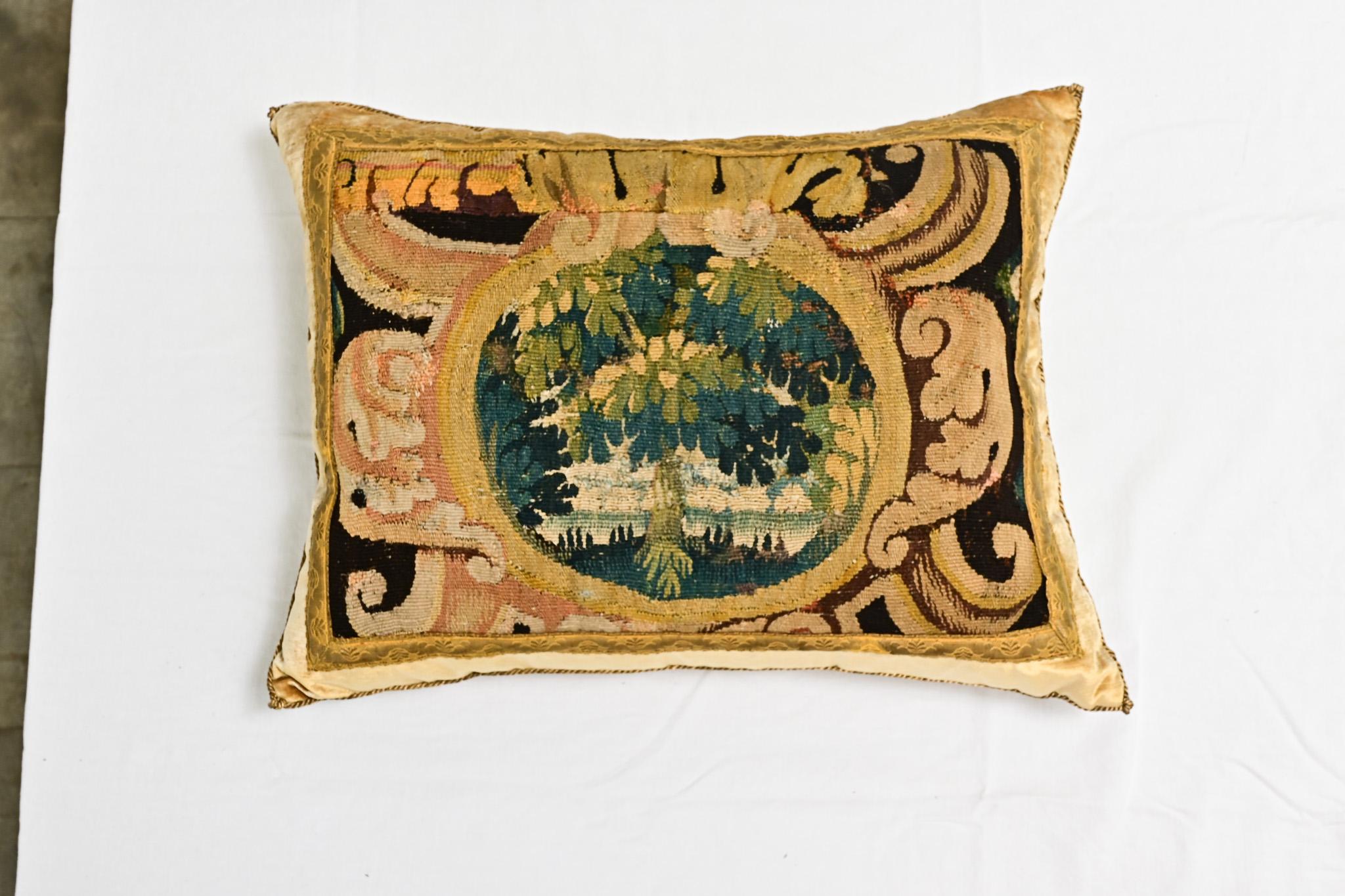 Autre B. Viz Oreiller en fragments de tapisserie du XVIIIe siècle en vente