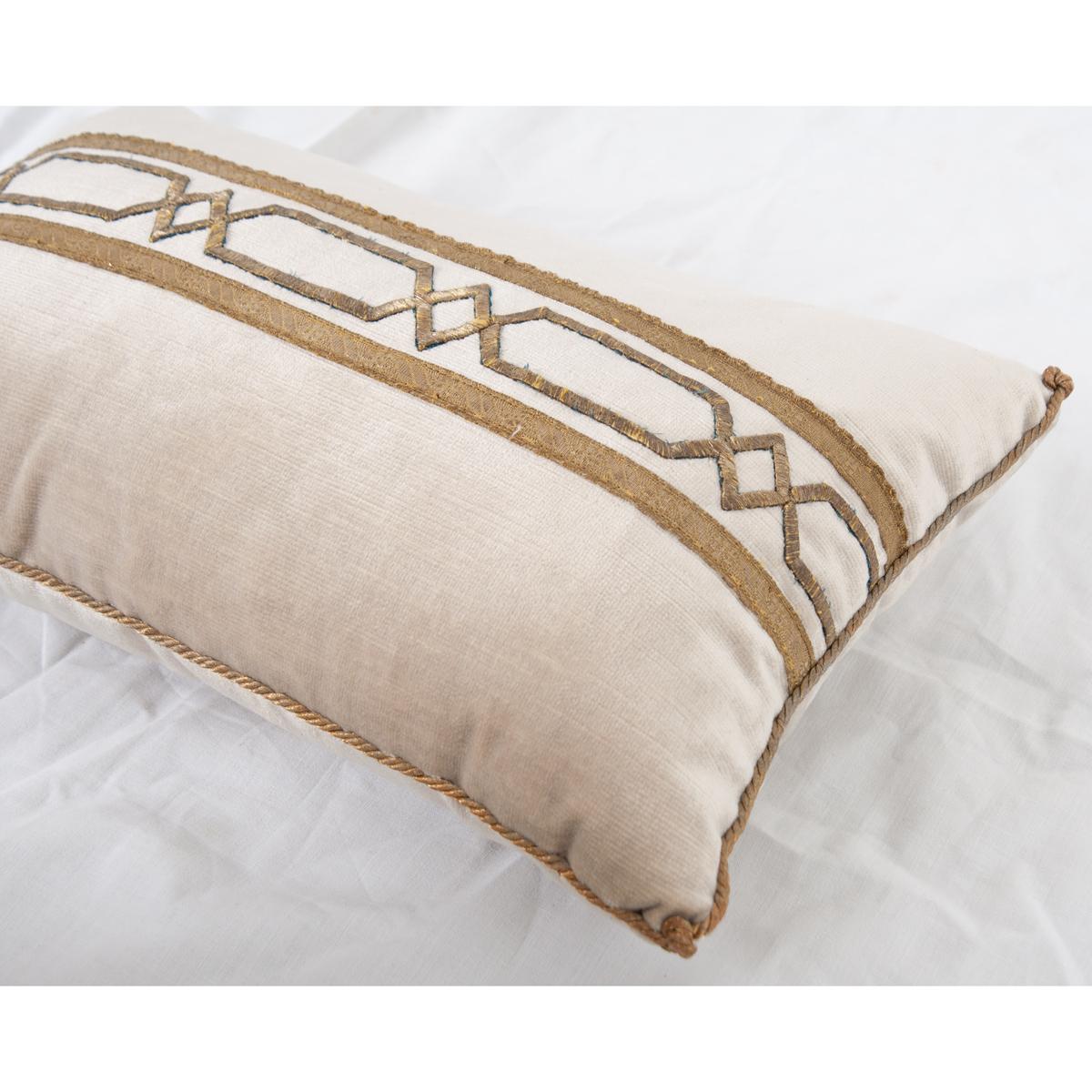 B. Viz Antique Textile Pillow In Good Condition For Sale In Baton Rouge, LA