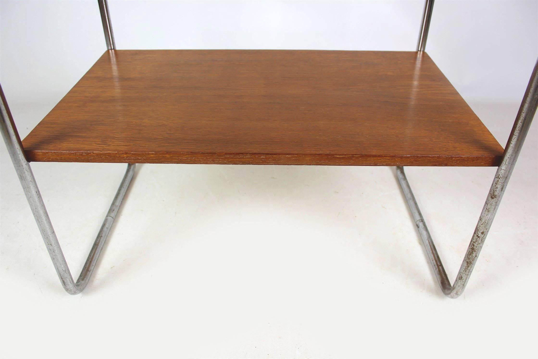 This vintage model B12 console table was designed by Marcel Breuer for Thonet in the 1930s. It features two shelves supported by a chrome tubular steel frame. Kept in original, good condition.