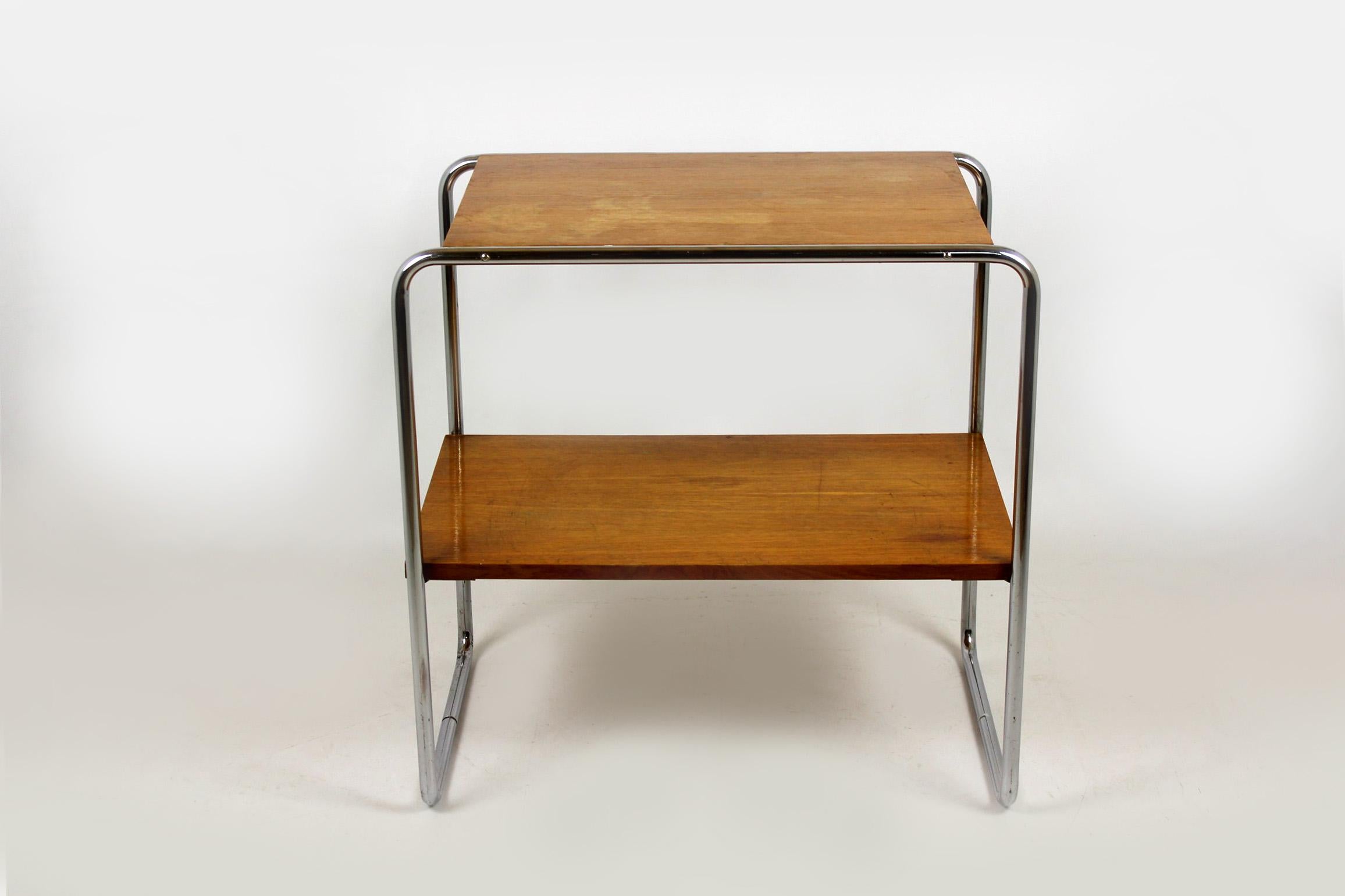 This console table (mod. B12), was designed by Marcel Breuer for Thonet in the 1930s. It features two shelves supported by a chrome tubular steel frame.