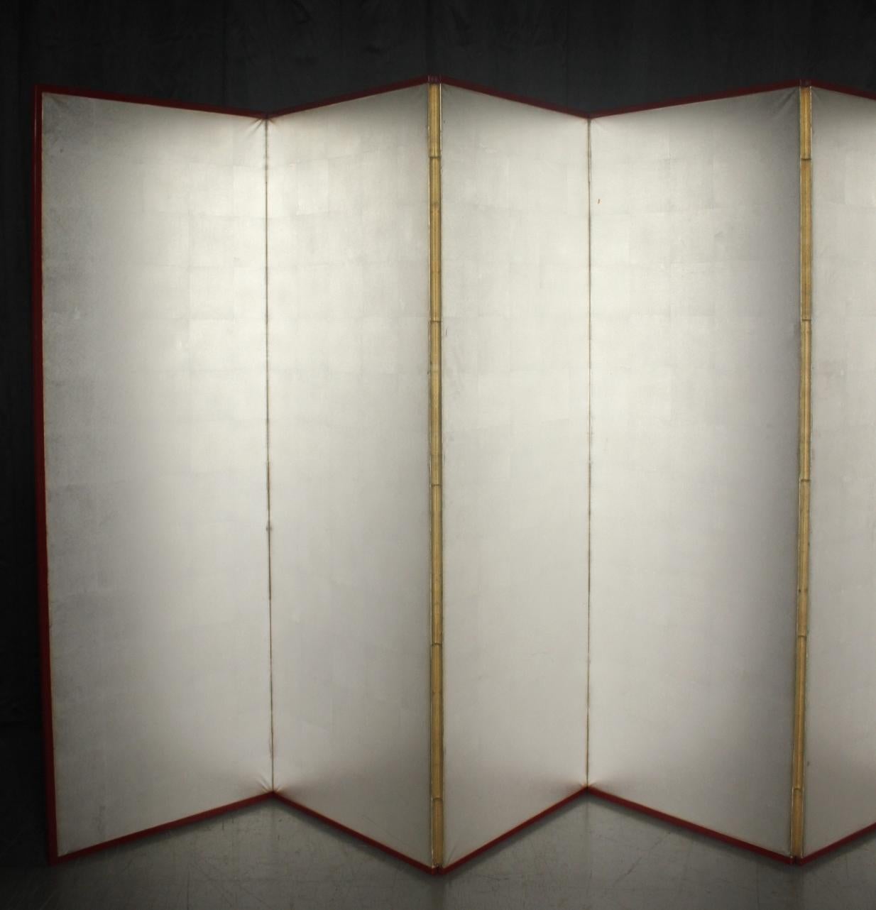 Silver-covered folding screen
Material: Paper on wooden frame
One piece: W600×H1745mm×D20mm,
Unfolded size: W3630mm
Folded size: W615×H1745×D105mm, 12kg
Packaging (sandwiched with 5mm plywood): 20cm x 70cm x 185cm, 25kg

A simple silver-covered