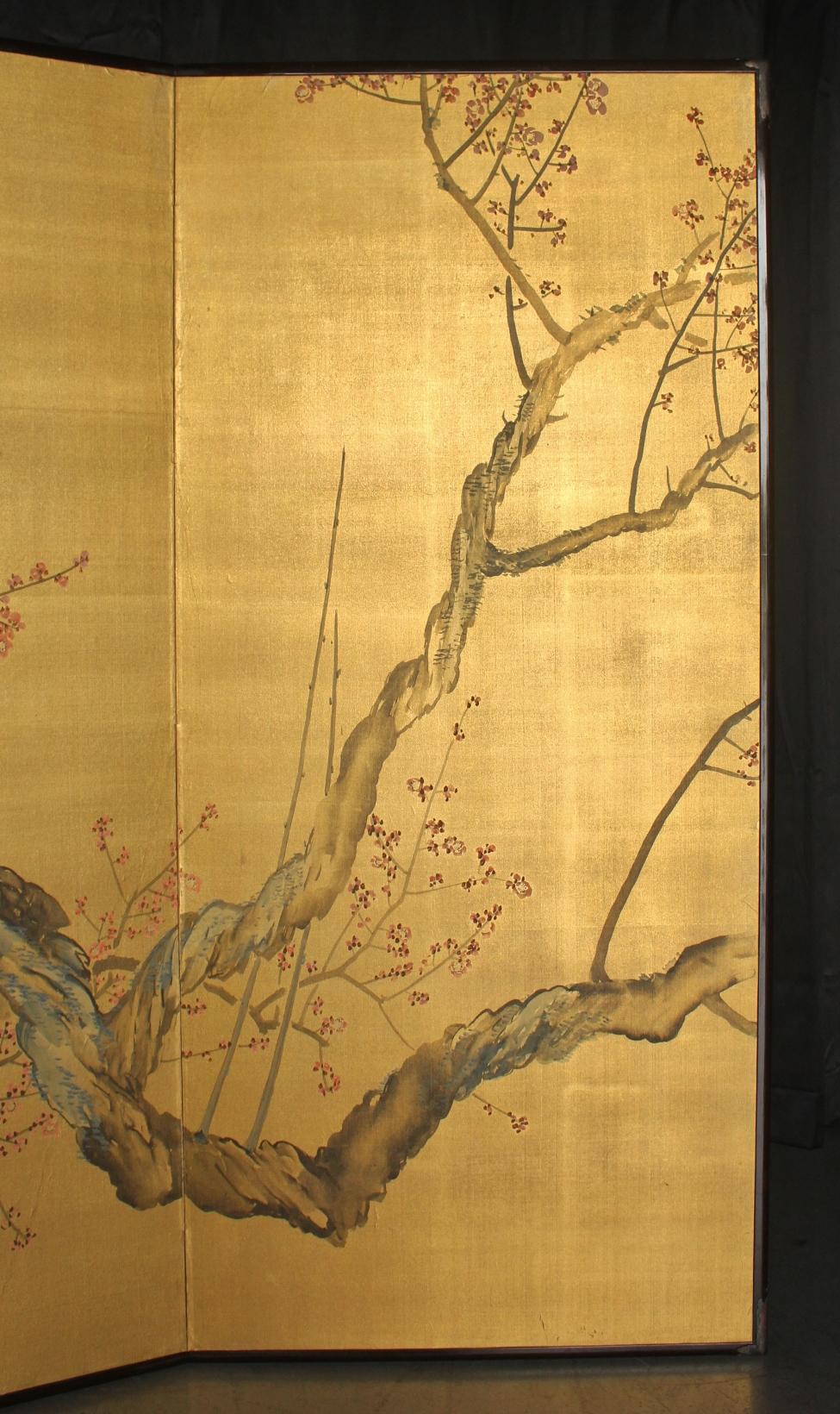 Red plum
Material: Silk on wooden frame
One piece: W685×H1520mm×D20mm,
Unfolded size: W1370mm
Folded size: W685×H1520×D40mm, 6kg
Packaging (sandwiched with 5mm plywood): 10cm x 77cm x 160cm, 18kg

A bold composition of red plum
The seals read 