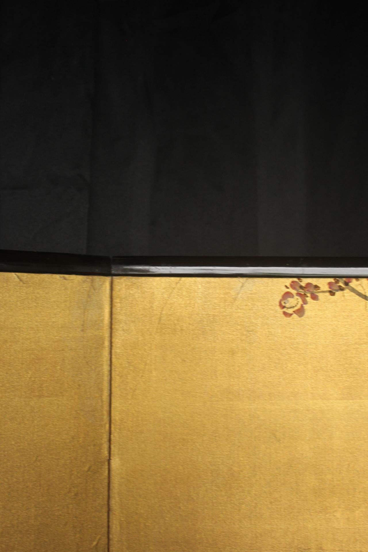 B14 Japanese Antiques 2panels, silk, folding Screen with Gold basGold base In Good Condition For Sale In Niiza, JP