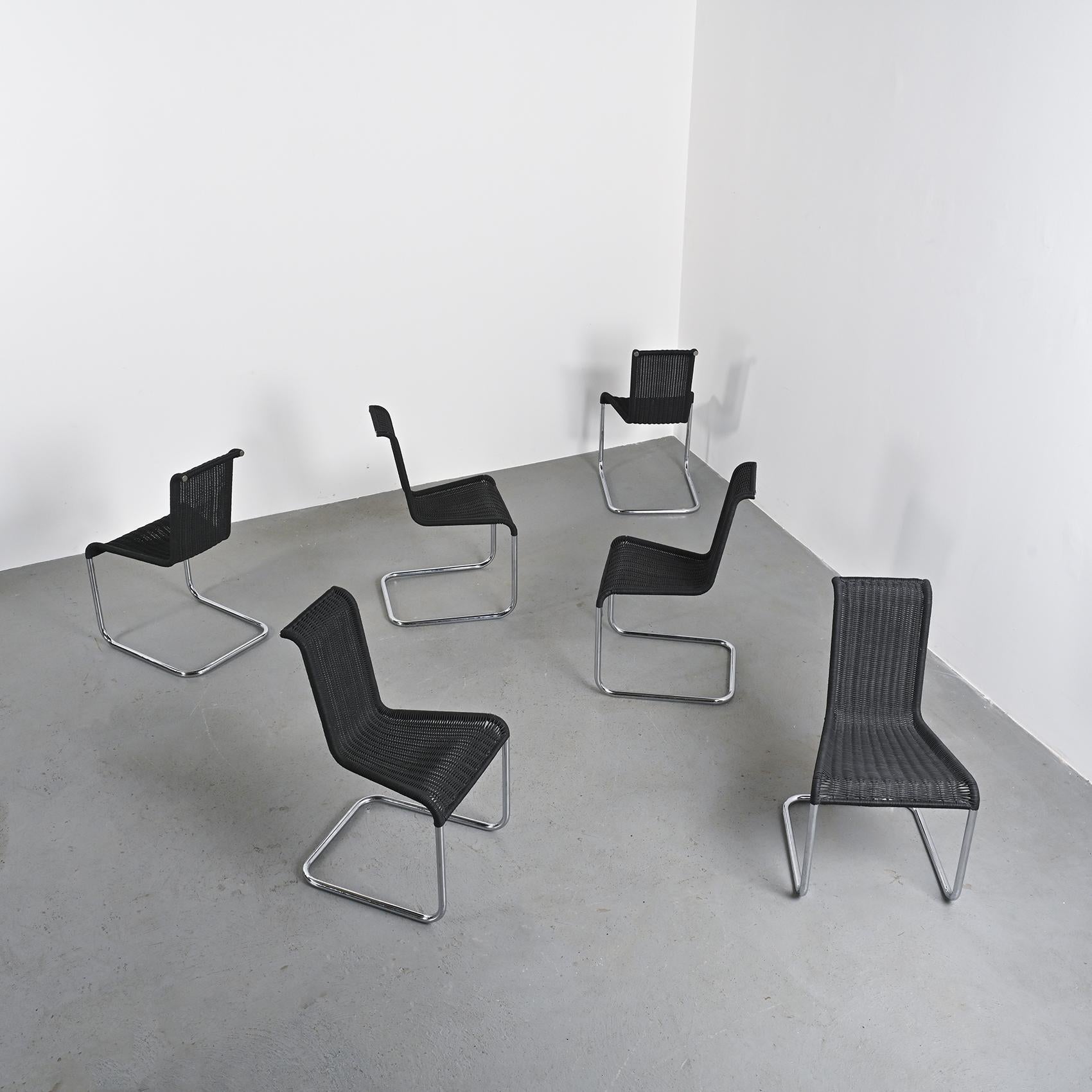 
Freischwinger B20, entworfen von Axel Bruchhäuser für Tecta, Deutschland, um 1980.

Inspiriert von den Bauhaus-Experimenten von Mart Stam und Marcel Breuer, interpretieren diese Sitze deren Geist mit einem zeitgenössischen Ansatz neu. Das gebogene
