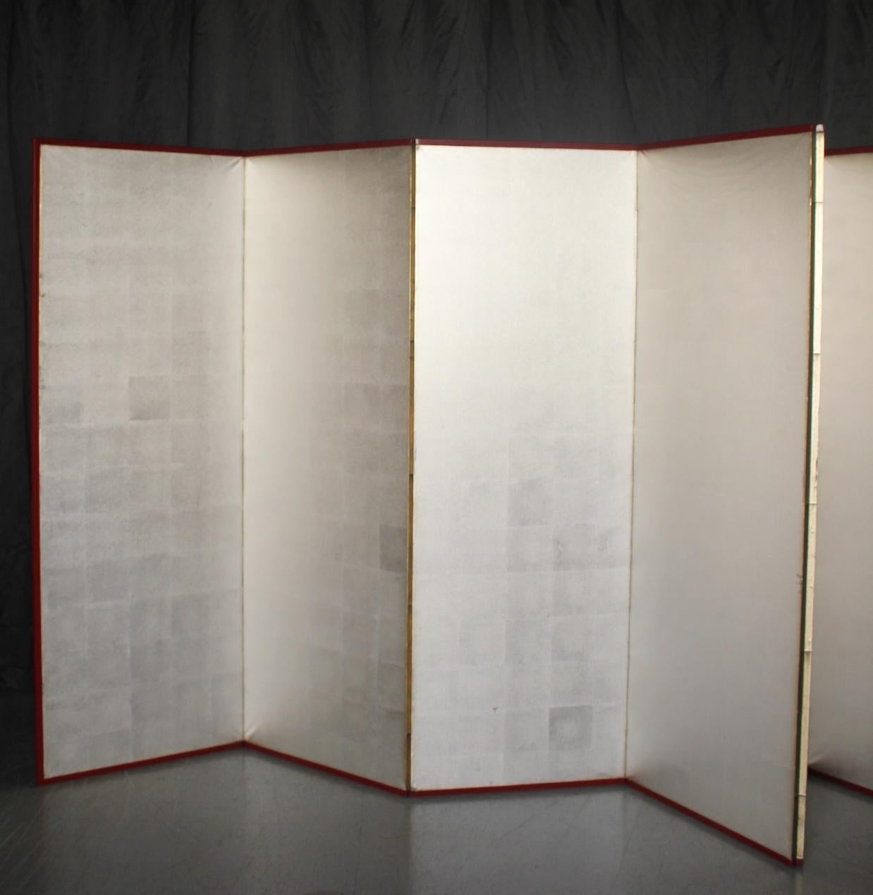 Silver-covered folding screen
Material: Paper on wooden frame
One piece: W600×H1745mm×D20mm,
Unfolded size: W3630mm
Folded size: W615×H1745×D105mm, 12kg
Packaging (sandwiched with 5mm plywood): 20cm x 70cm x 185cm, 25kg

A simple silver-covered