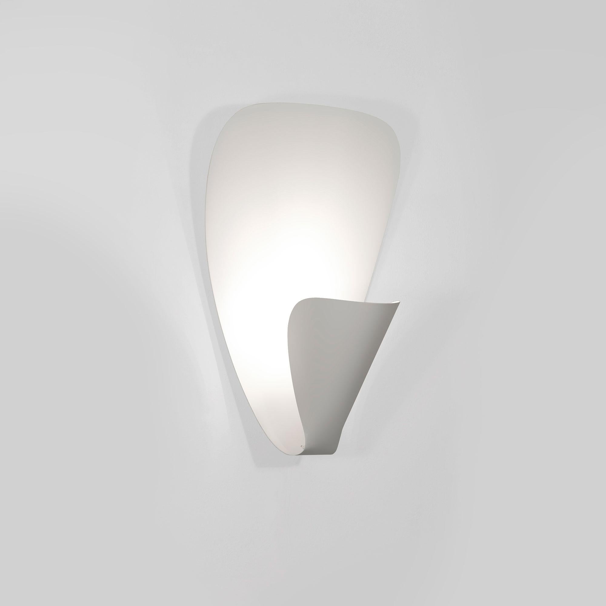 B206 White Wall Lamp by Disderot
Limited Edition. 
Designed by Michel Buffet
Dimensions: D 14,5 x W 24,3 x H 35,5 cm.
Materials: Laquered metal and aluminum.

Delivered with authentication certificate. Made in France. Available in different colored