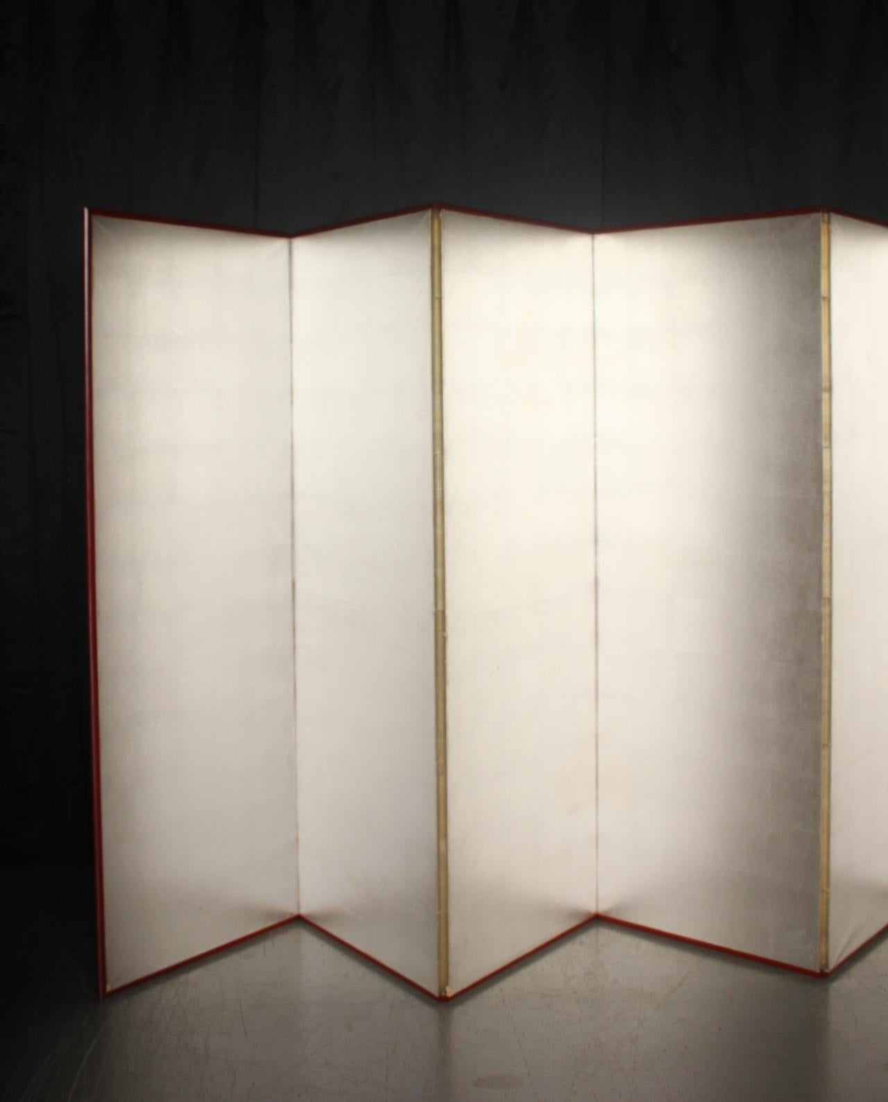 Silver foil folding screen
Material: Paper pasted on wooden frame
1 piece: Width 600 x Height 1745 x Depth 15 mm
Expanded size: Width 3660 mm
Folded size: Width 615 x Height 1745 x Depth 95 mm, weight 10 kg
Packaging (5 mm thick plywood sandwiched):