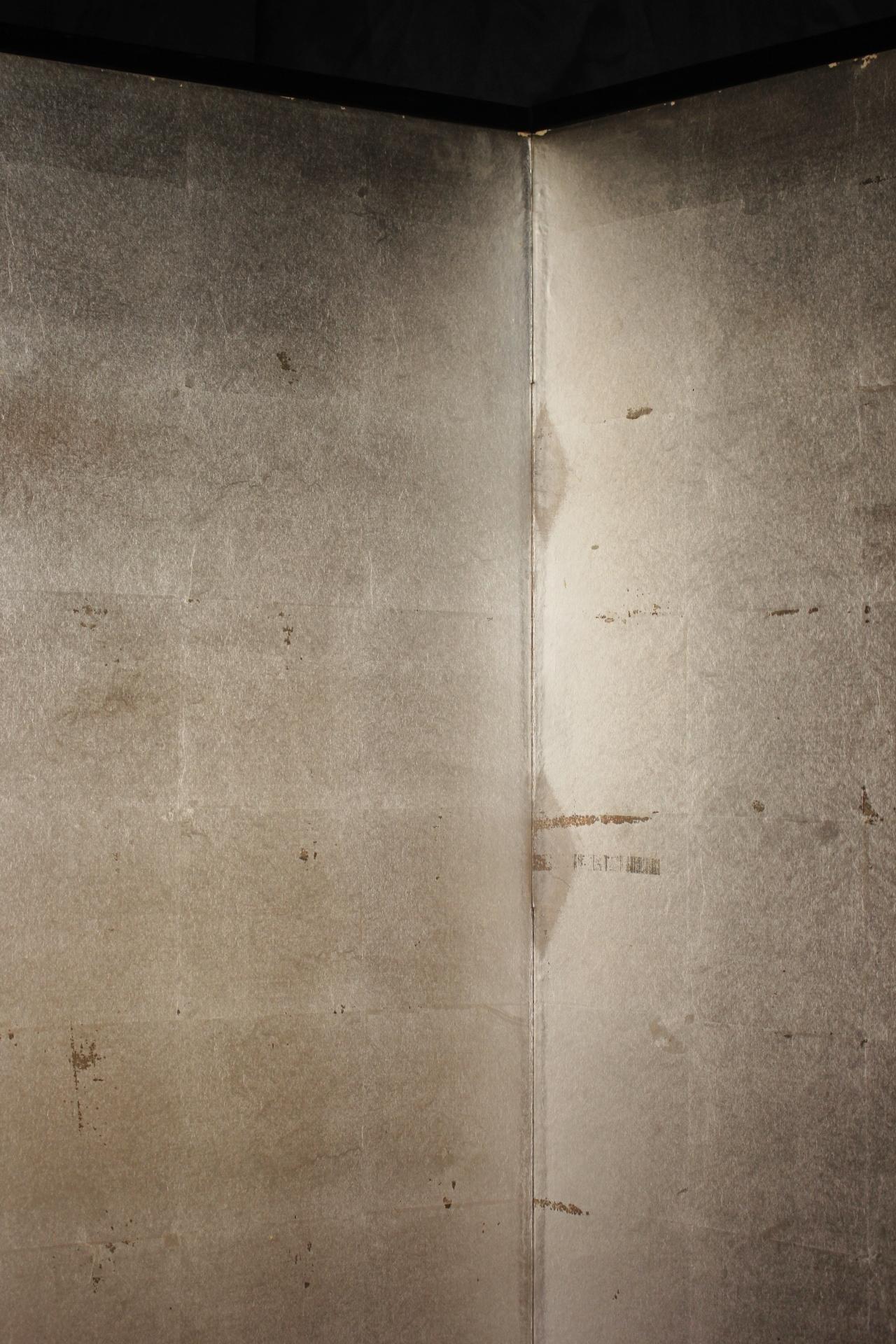 B22 Japanische Antiquitäten 6 Tafeln, Silberpapier, Faltenschirm (Papier) im Angebot