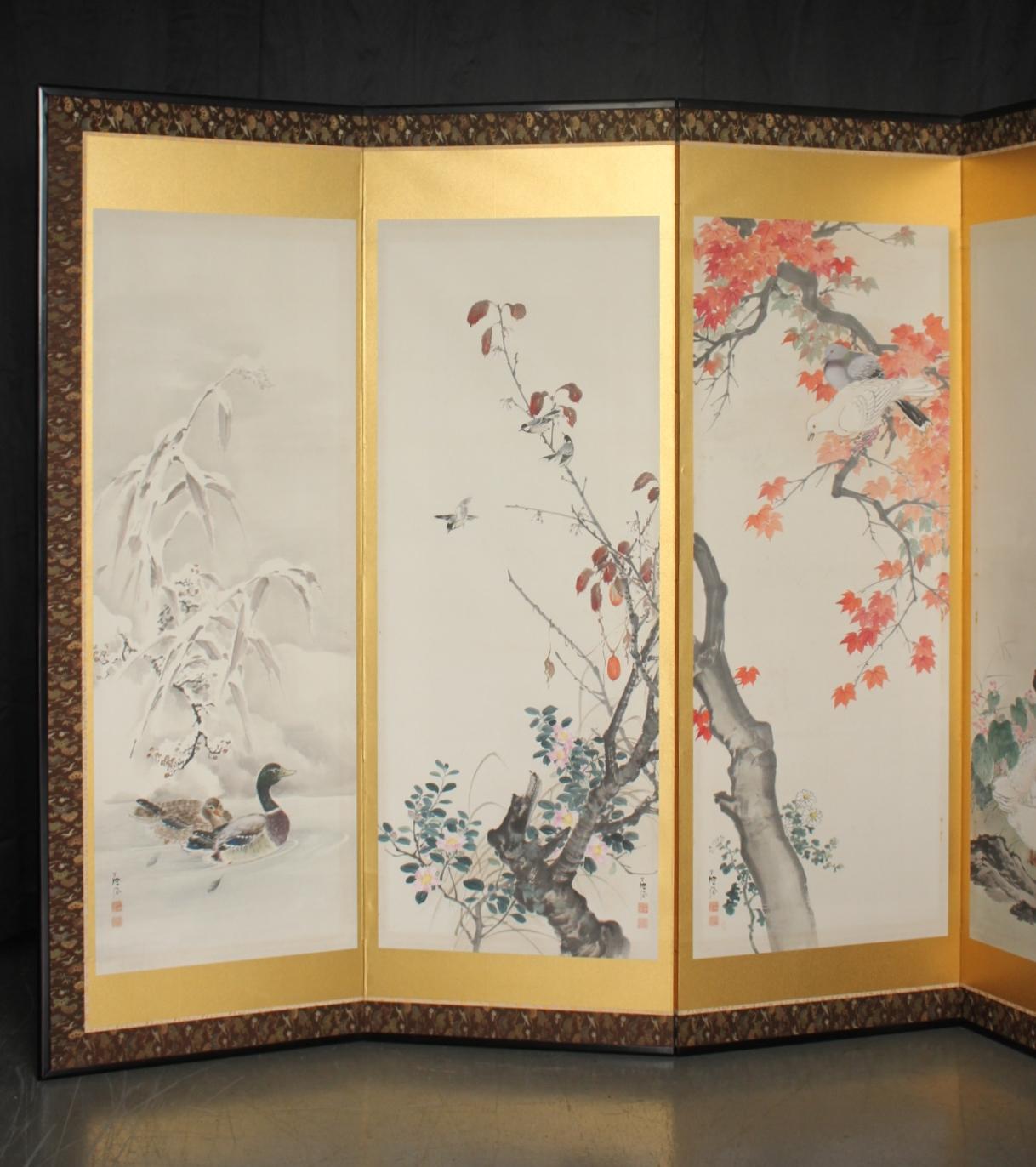 Material: paper, wooden frame
One sheet: W580×H1750mm,
unfolded size: W3520mm, 10kg
Folded size: W600×H1750×D105mm
Estimated packaging (sandwiched with 5mm plywood):
21cm x 70cm x 183cm, 20kg

A flower and bird painting is drawn on paper on a