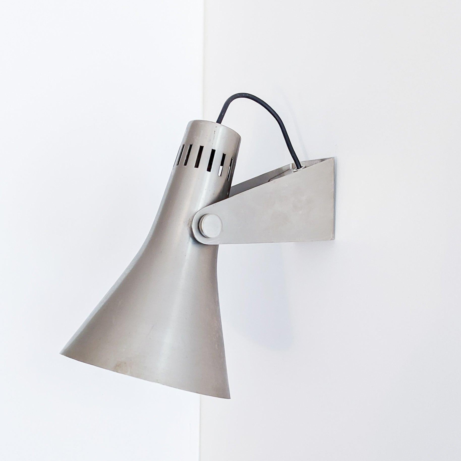 The B3 sconce lamp beautifully exemplifies french artist and designer René-Jean Caillette's craftsmanship, focus on simplicity and material innovation. 

This is a rare exemple in his original condition.