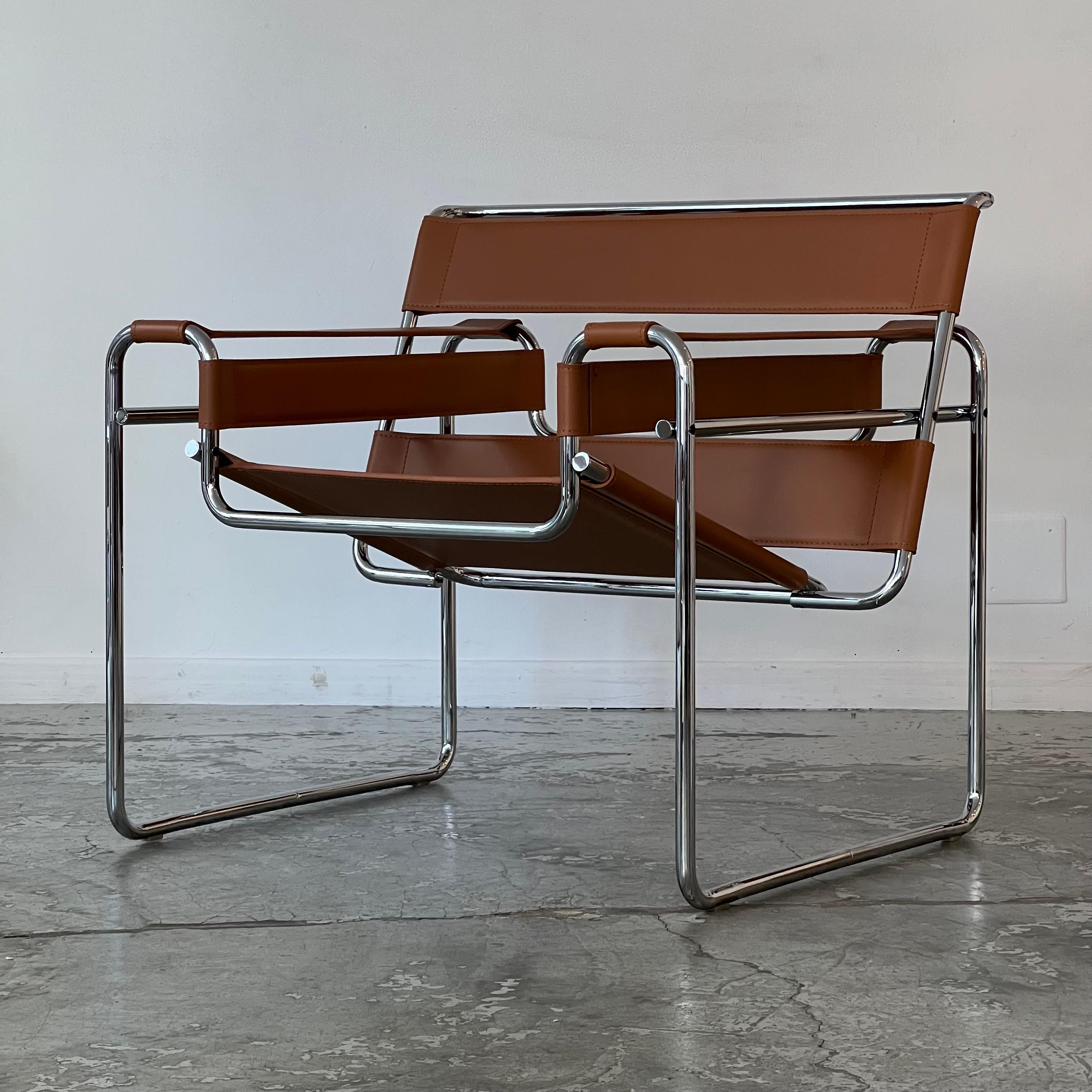 This iconic model was made by Marcel Breuer in 1925 during the period of time when he was The director of the Bauhaus carpentry workshop in Dessau in
Germany. For his creation, he was inspired by his Adler bike, fascinated by its design and the