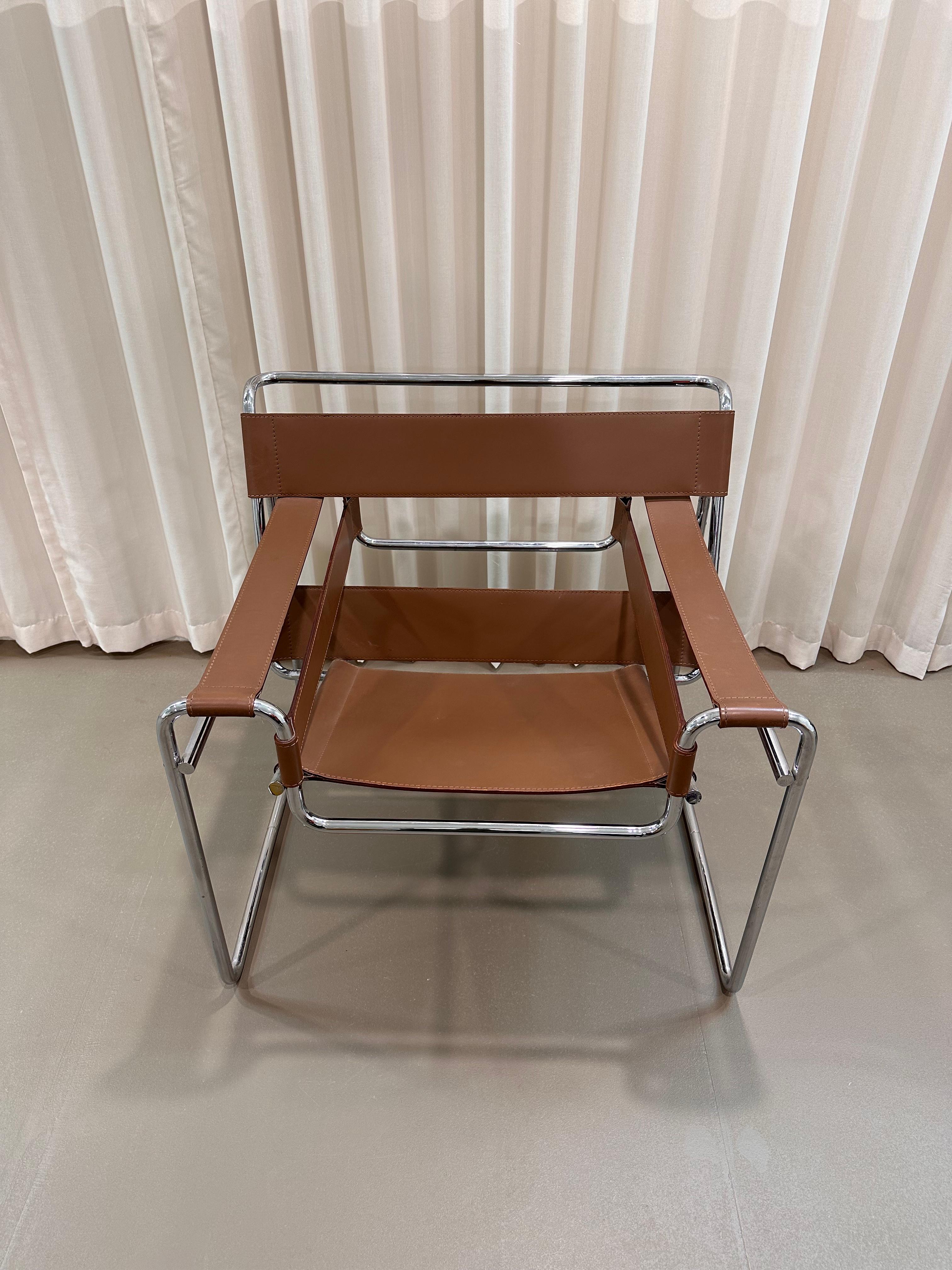 Ce modèle emblématique a été réalisé par Marcel Breuer en 1925, à l'époque où il dirigeait l'atelier de menuiserie du Bauhaus, à Dessau en...
Allemagne. Pour sa création, il s'est inspiré de son vélo Adler, fasciné par son design et la légèreté de