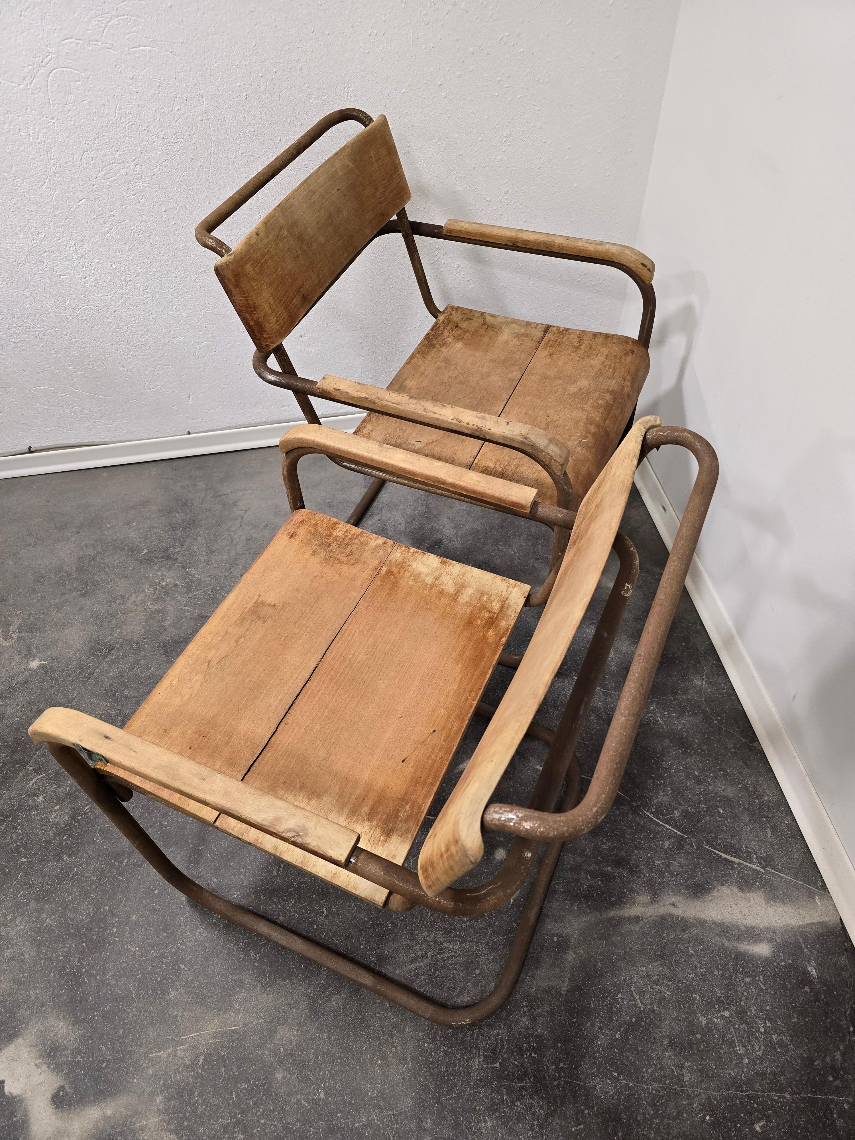 Sedia Bauhaus di Marcel Breuer, modello B34, in condizioni originali. Si tratta di una prima versione degli anni '20. Il telaio in acciaio tubolare e gli elementi in legno sono allo stato originale. 

Le sedie raccontano la loro storia grazie alla