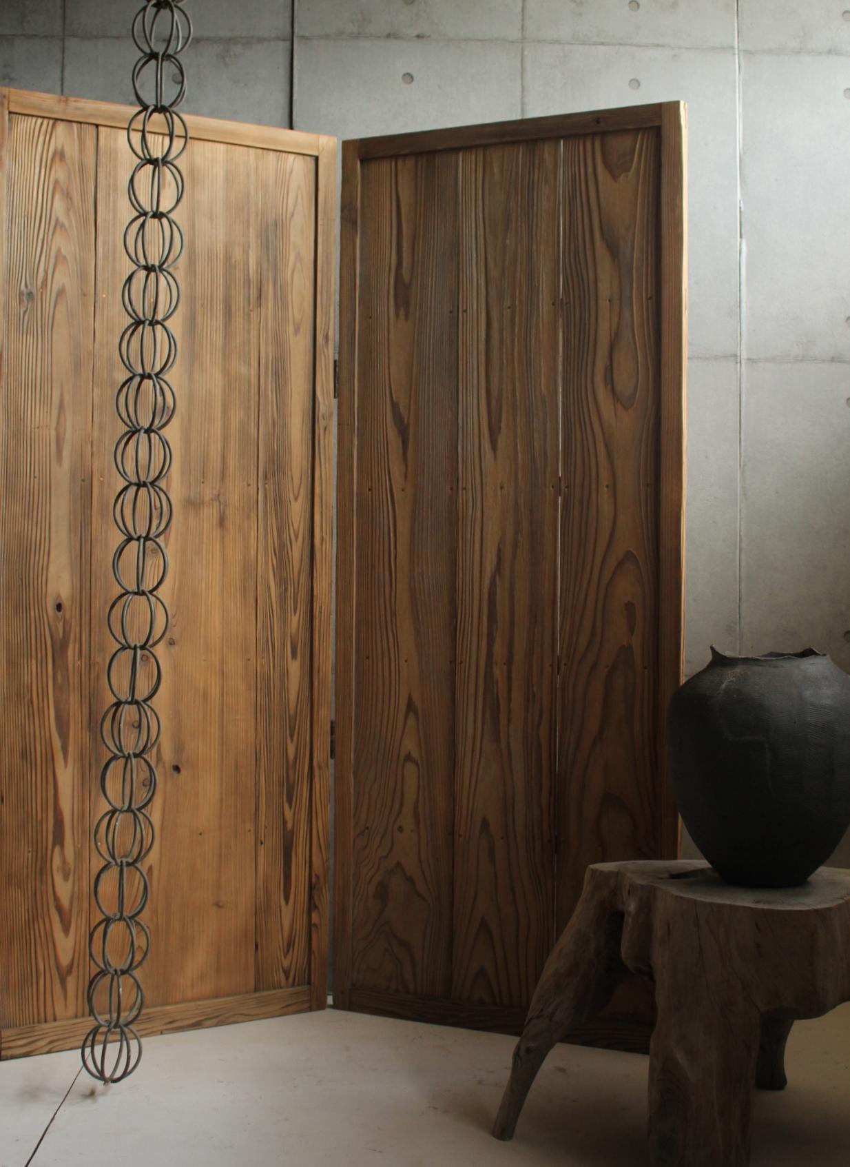 Material: Cedar, wood
1 piece: Width 680 x Height 1690 x Depth 33 mm
Expanded size: Width 1400 mm
Folded size: Width 680 x Height 1690 x Depth 70 mm, weight 10 kg
Packaging (4-5 mm thick plywood sandwiched): 15 cm x 75 cm x 180 cm, weight 20 kg

A