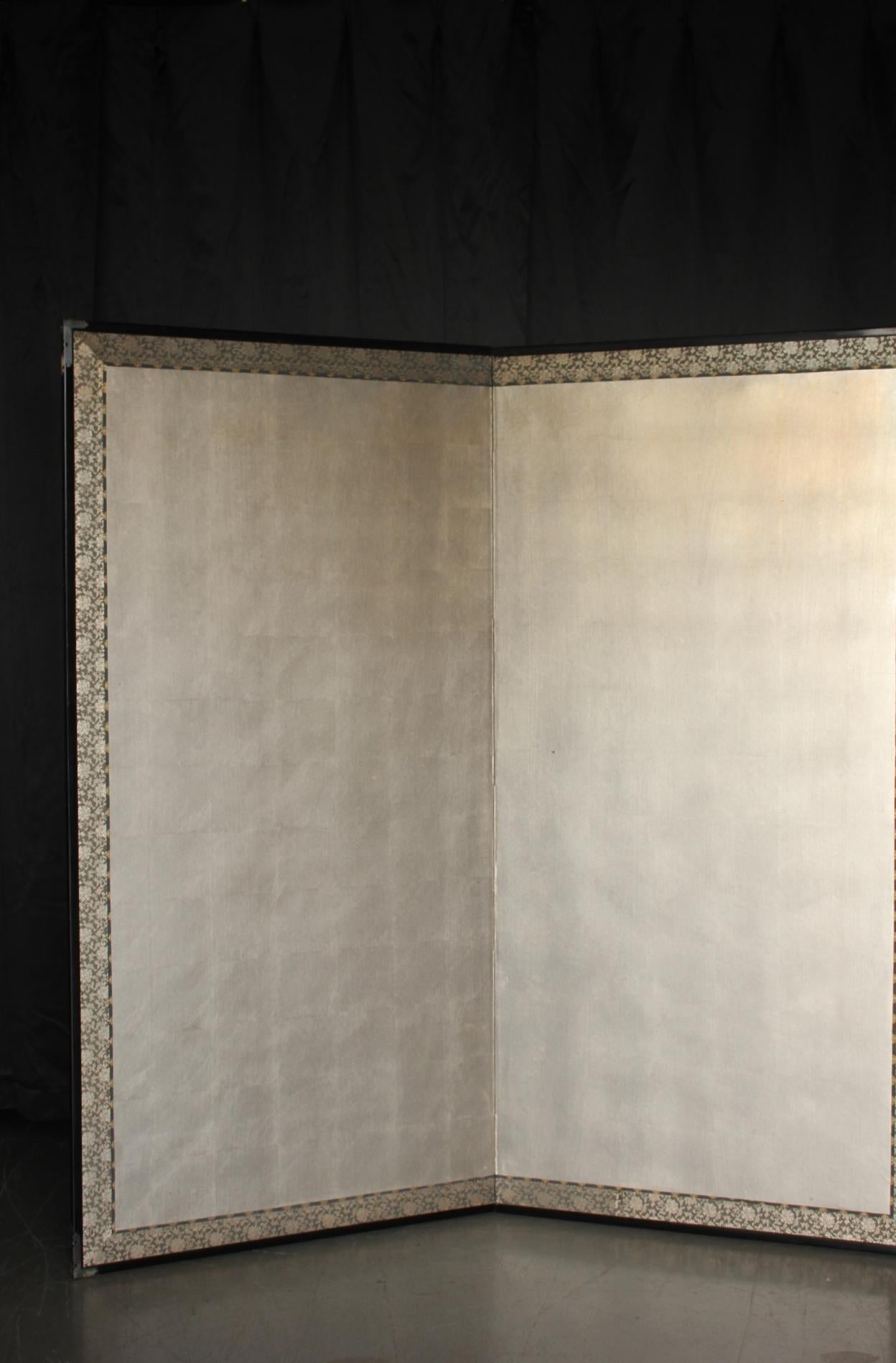 Unfolded size: 1740 x 1750 x 20 mm
Foldable: 870 x 1750 x 40 mm, 7kg
Estimated size after packaging (sandwiched between 5 mm plywood): 
9 cm x 95 cm x 185 cm  Weight　16 KG

An atmospheric silver folding screen. The edges are made with antique cloth,