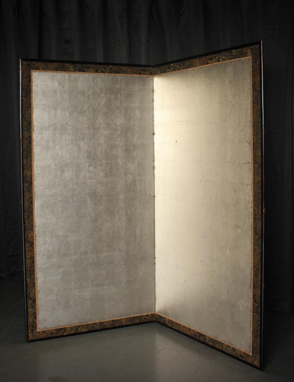Unfolded size: 1740 x 1750 x 15 mm
Foldable: 870 x 1750 x 35 mm, 5kg
Estimated size after packaging (sandwiched between 5 mm plywood): 
10 cm x 95 cm x 185 cm  Weight　15 KG

An atmospheric silver folding screen.
The edges are made of antique cloth,