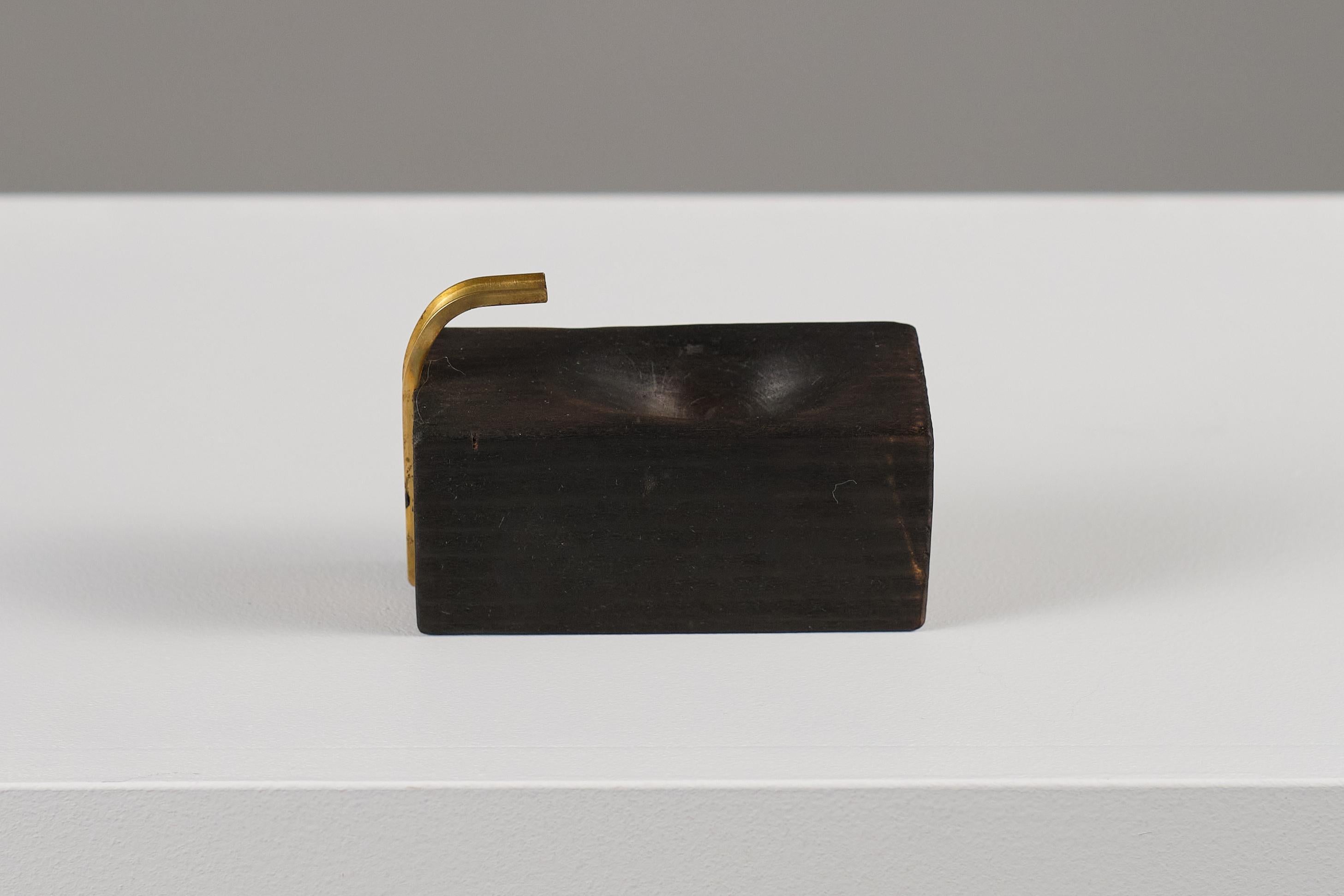 B_5. Cenicero negro escultórico contemporáneo de diseño coleccionable hecho a mano con b. Little Friends es una colección de ceniceros y otras bandejitas. 
Cada amiguito es un juego de composición a partir de material de desecho o sobras del estudio