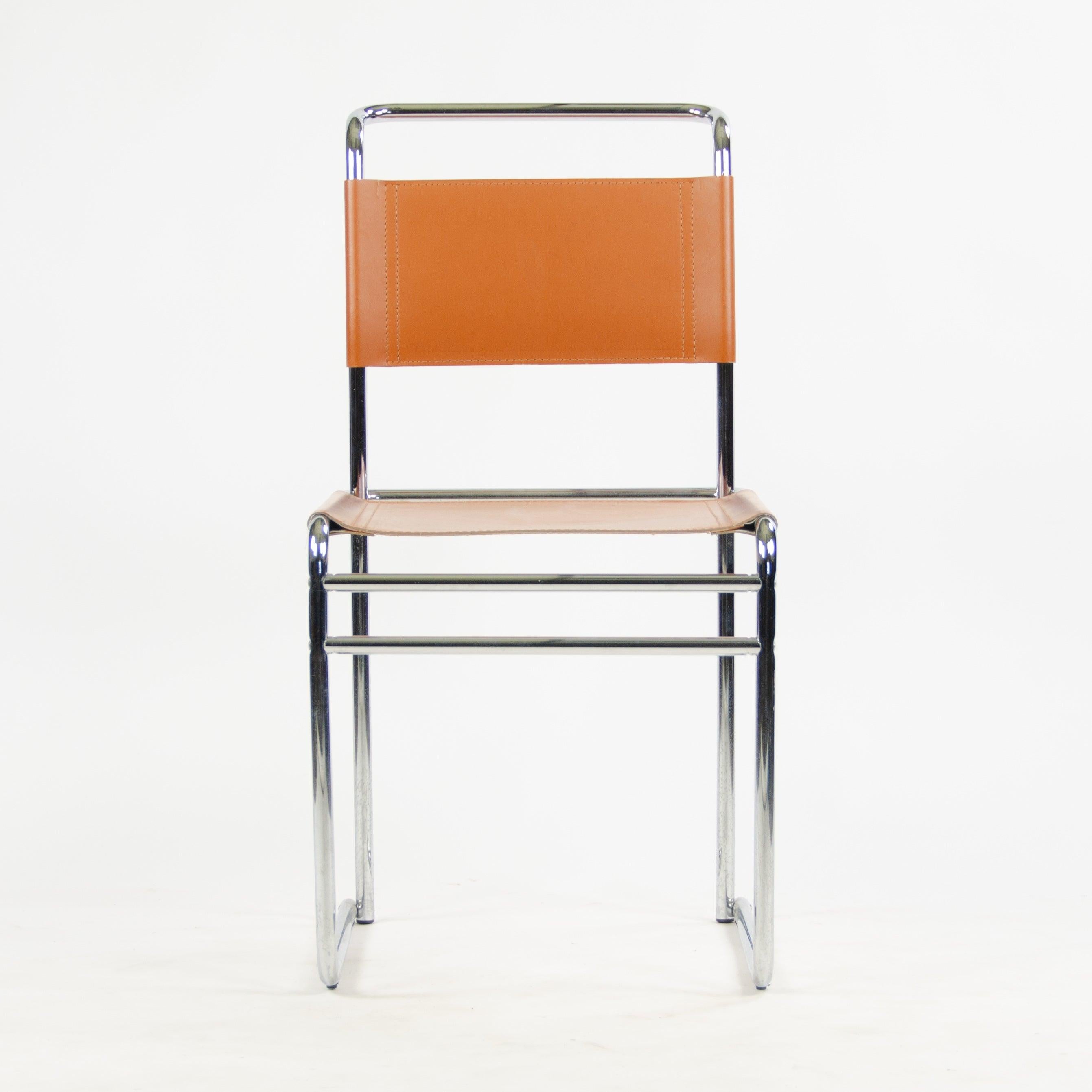 La vente porte sur un ensemble de quatre magnifiques chaises de salle à manger B5, conçues par Marcel Breuer. Ces exemplaires vintage sont dans un état fabuleux avec une sellerie cognac. Ce sont des pièces emblématiques de Breuer et elles sont très
