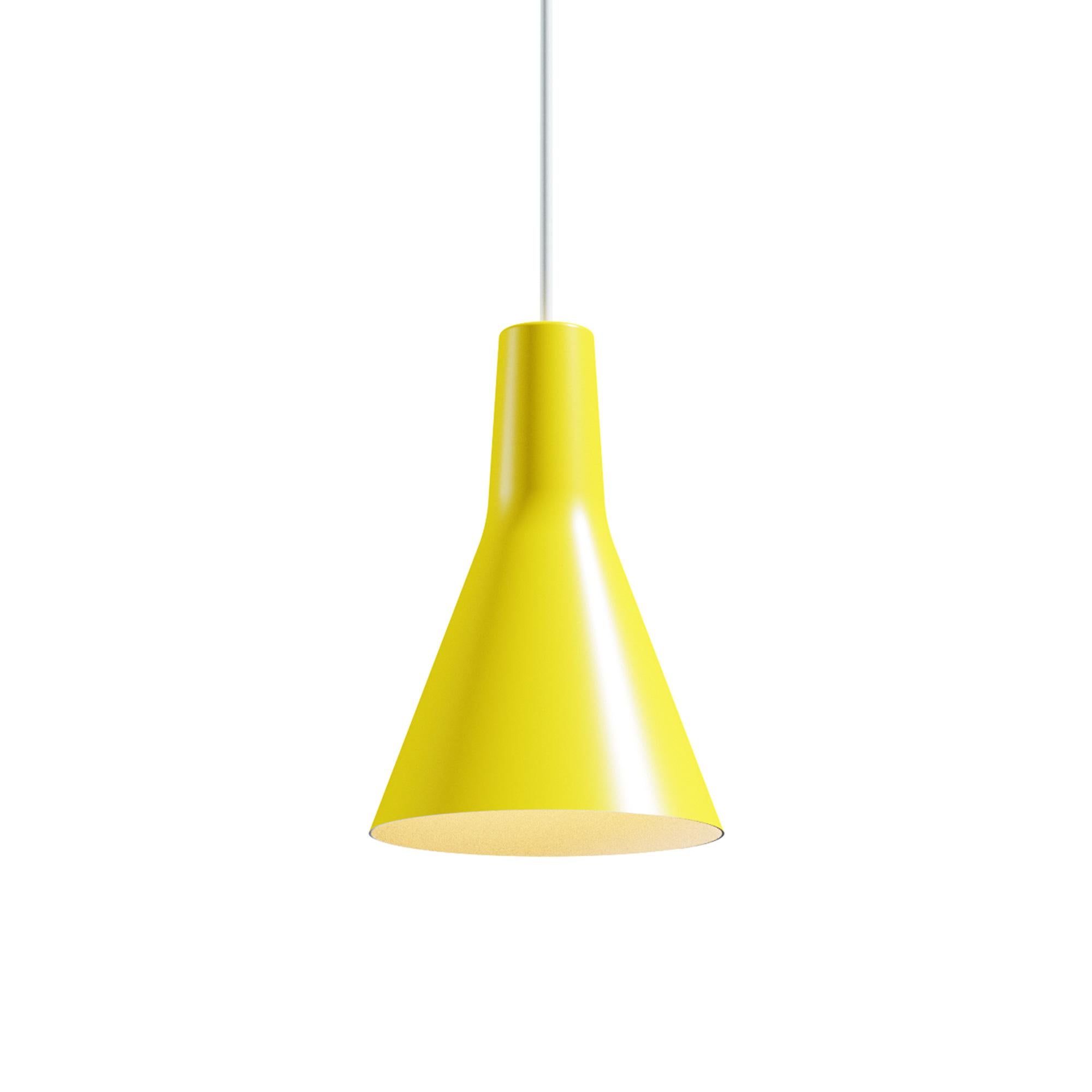 Lampada a sospensione B5 Yellow di Disderot
Edizione limitata. 
Creato da René-Jean Caillette
Dimensioni: Ø 17 x H. 200 cm.
Materiali: Metallo laccato.

Consegnato con certificato di autenticazione. Prodotto in Francia. Disponibile in diverse