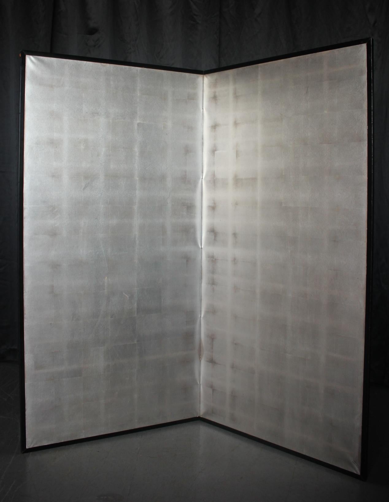 Dimensions dépliées : 1700 x 1675 x 20 mm
Pliable : 850 x 1675 x 40 mm, 7kg
Taille estimée après emballage (entre deux contreplaqués de 9 mm) : 
11 cm x 93 cm x 175 cm  Poids 25KG

Un paravent argenté d'ambiance qui a vieilli avec le temps.
Il s'y