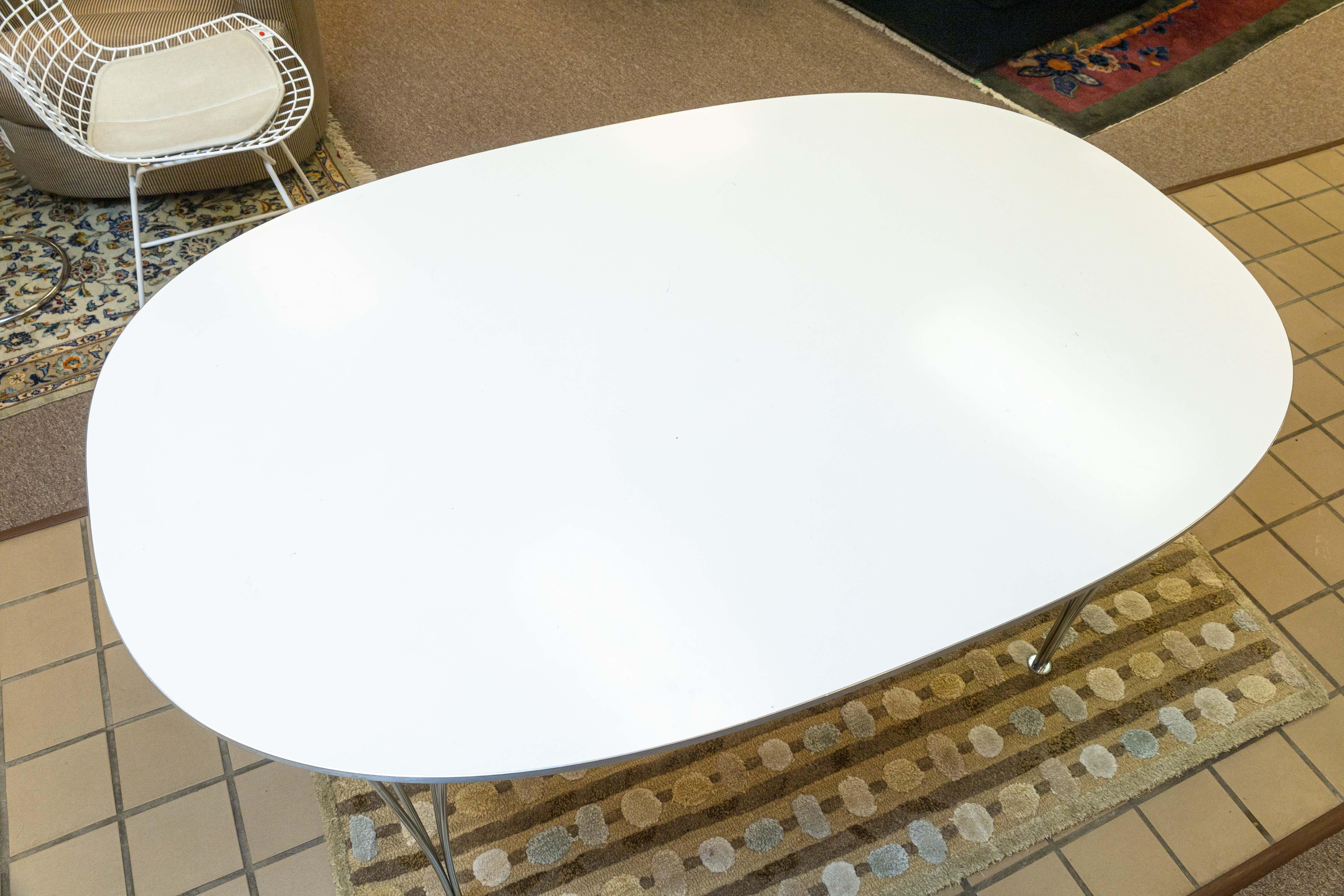Ein B613 Superelipse Tisch von Piet Hein & Bruno Mathsson für Fritz Hansen von KnollStudio. Dieser schöne Ess- und Esstisch wurde 1968 von Piet Hein und Bruno Mathsson für Fritz Hansen entworfen und hergestellt. Das Design des Tisches wurde von Piet