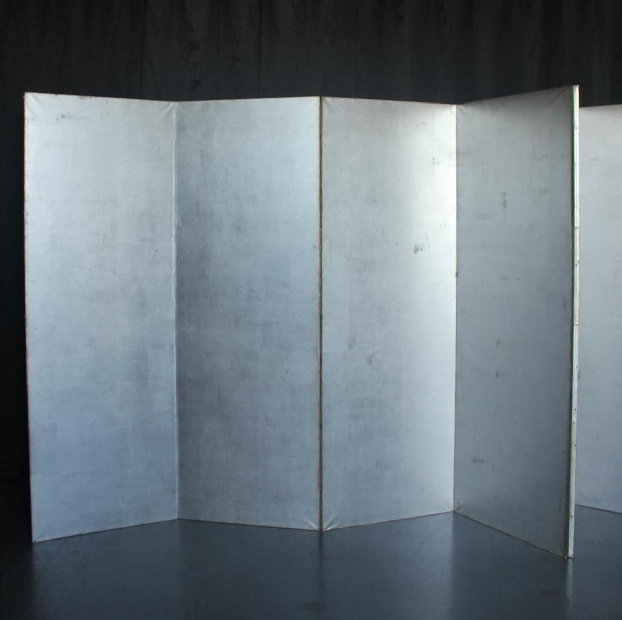 Biombo de papel de plata
Material: Papel pegado sobre bastidor de madera
1 pieza: Anchura 600 x Altura 1715 x Profundidad 20 mm
Tamaño expandido: Anchura 3580 mm
Tamaño plegado: Anchura 600 x Altura 1715 x Profundidad 110 mm, peso 9 kg
Embalaje